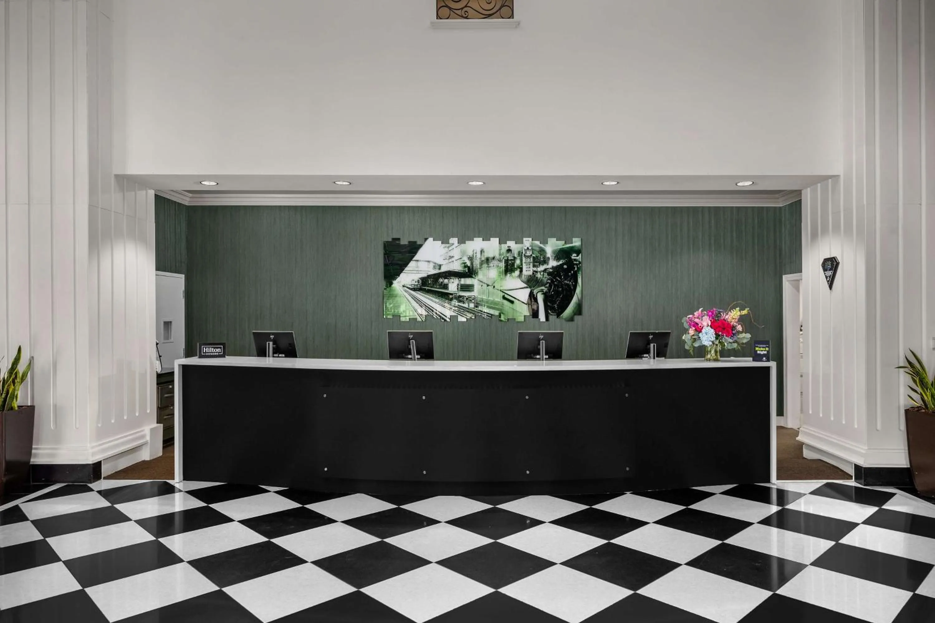 Lobby or reception in DoubleTree by Hilton Chicago O'Hare Airport-Rosemont