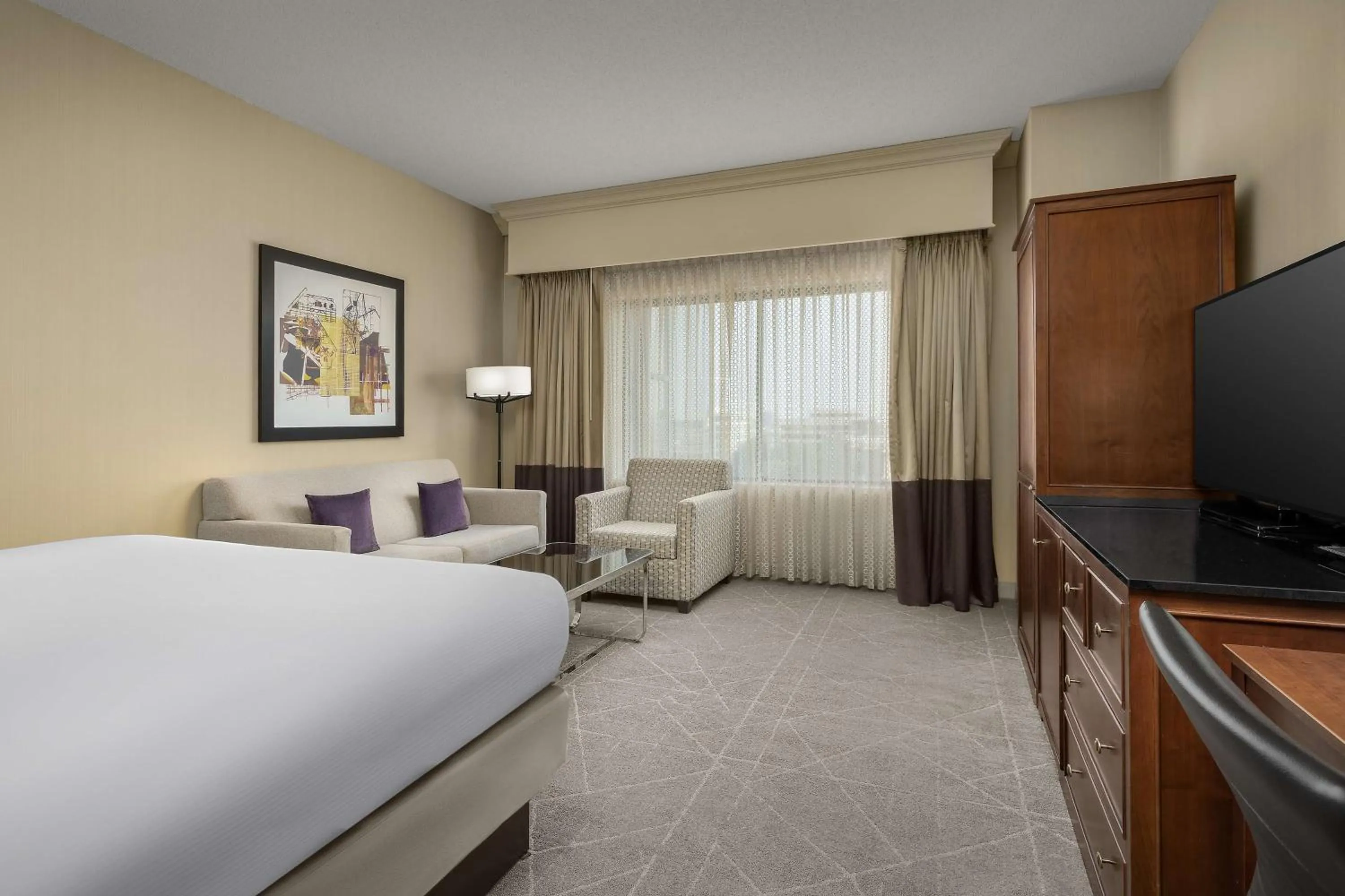 Bed in DoubleTree by Hilton Chicago O'Hare Airport-Rosemont