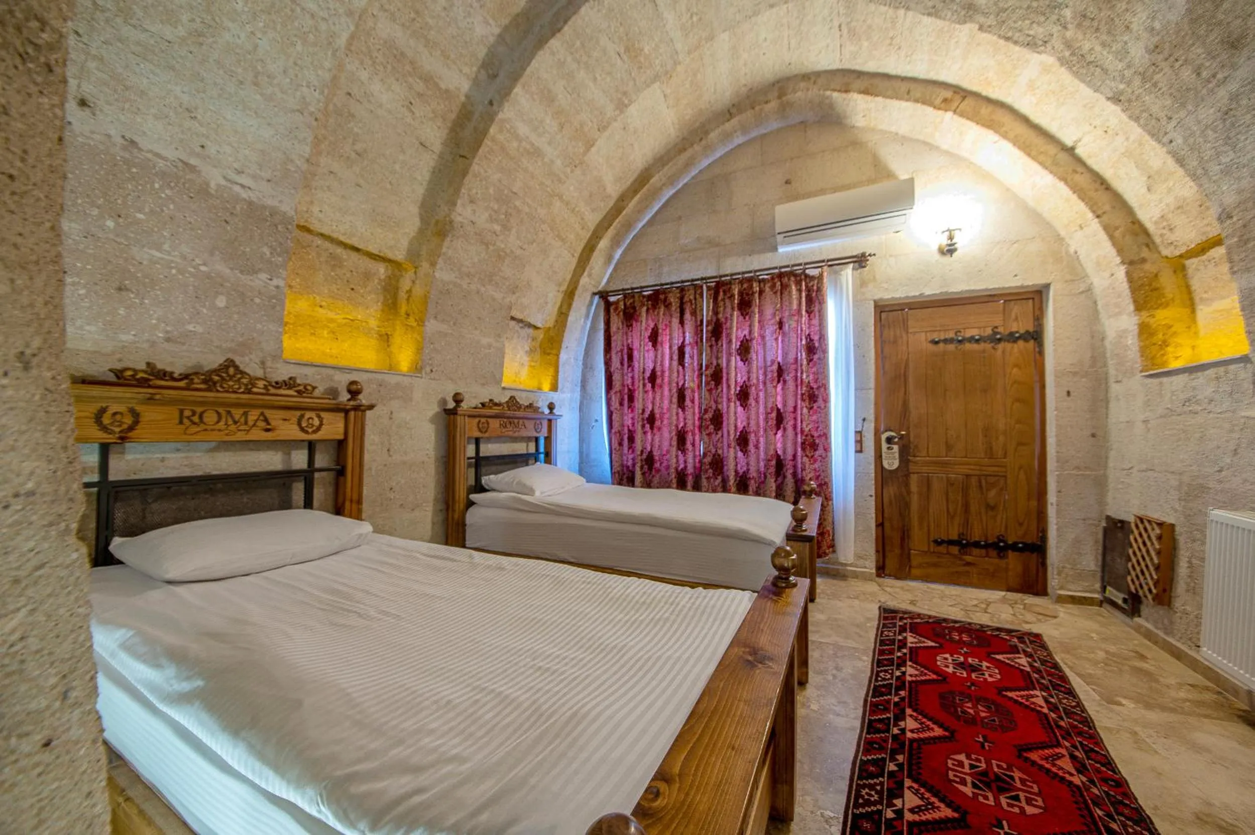 Massage, Bed in Roma Cave Suite