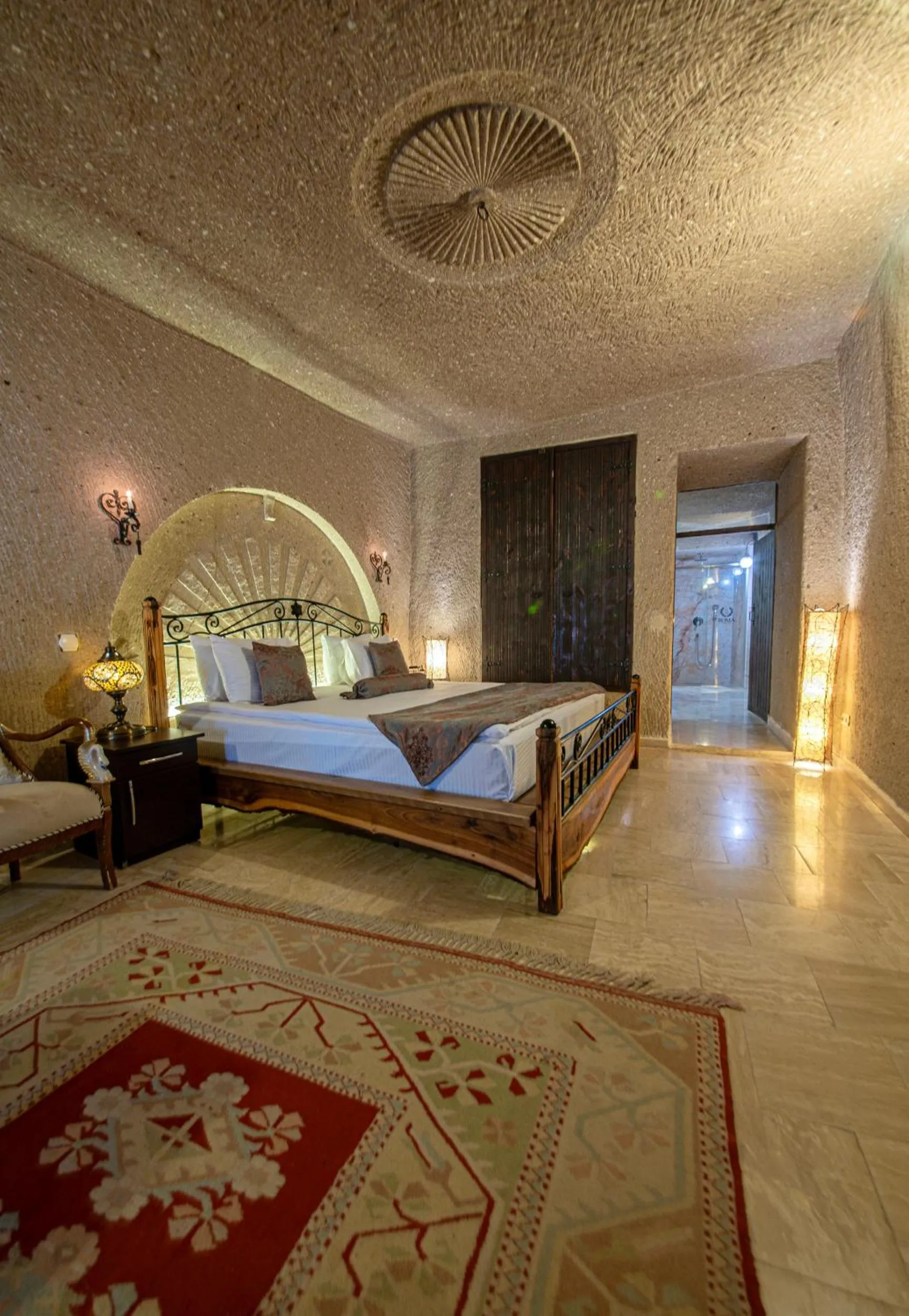 Massage, Bed in Roma Cave Suite