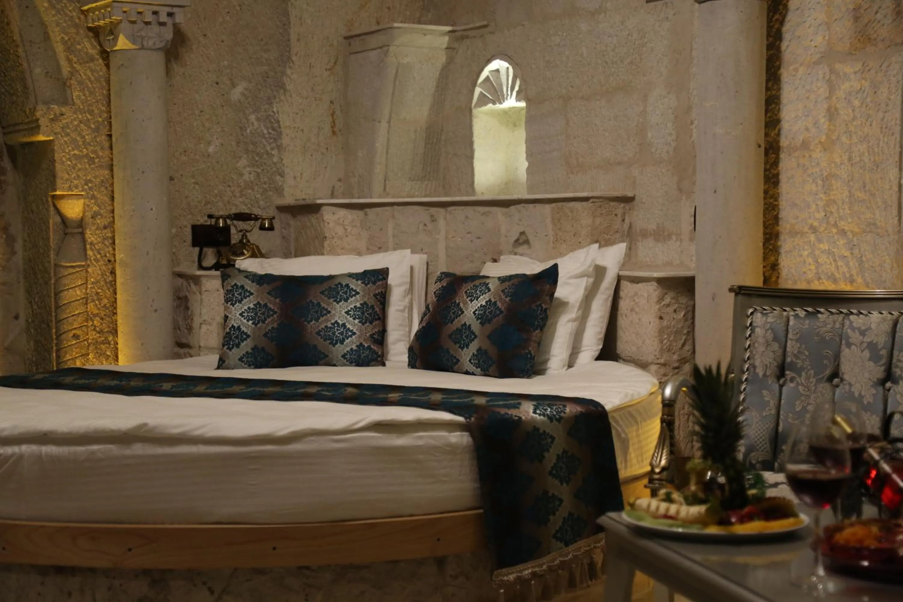 Bedroom, Bed in Roma Cave Suite