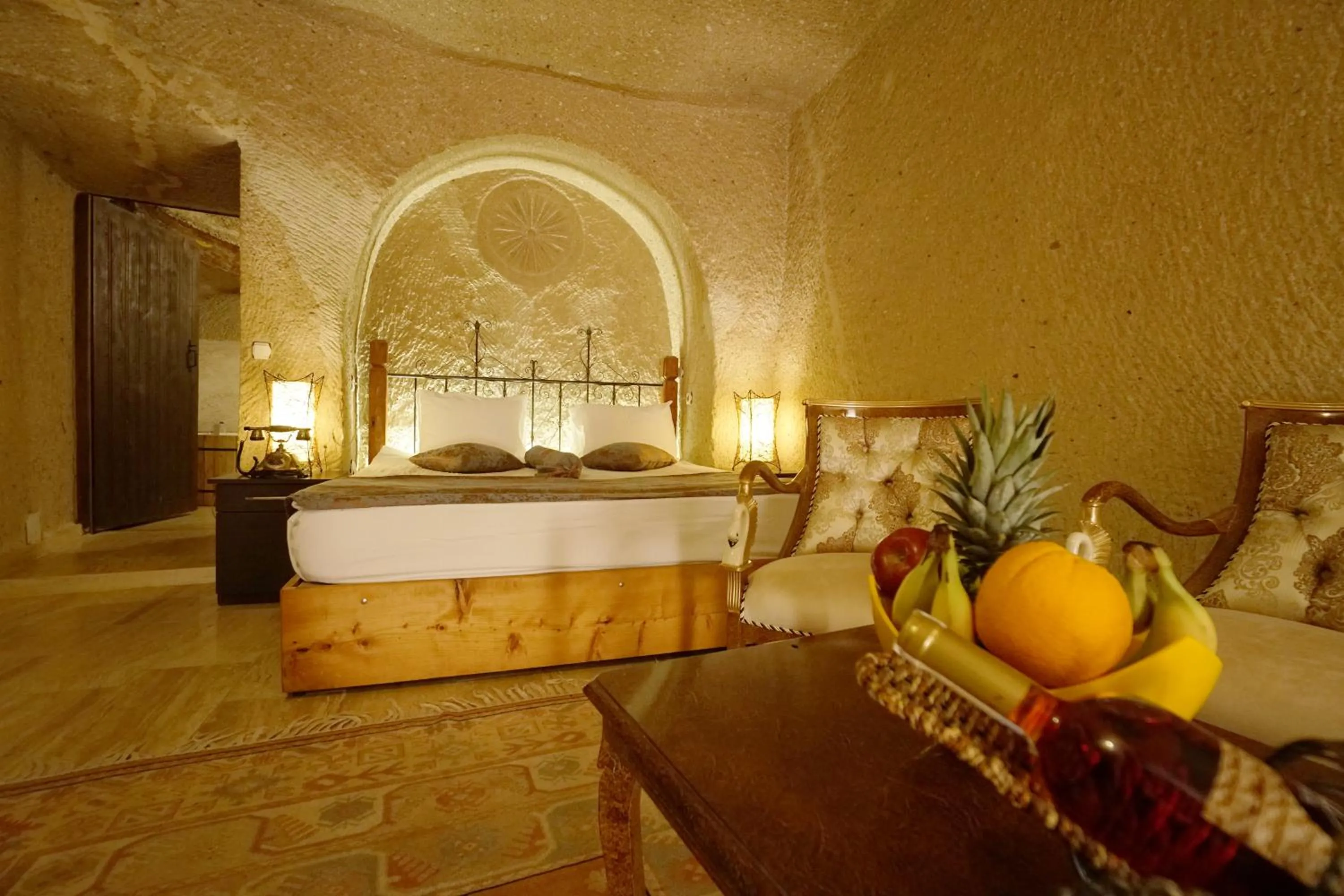 Photo of the whole room, Bed in Roma Cave Suite