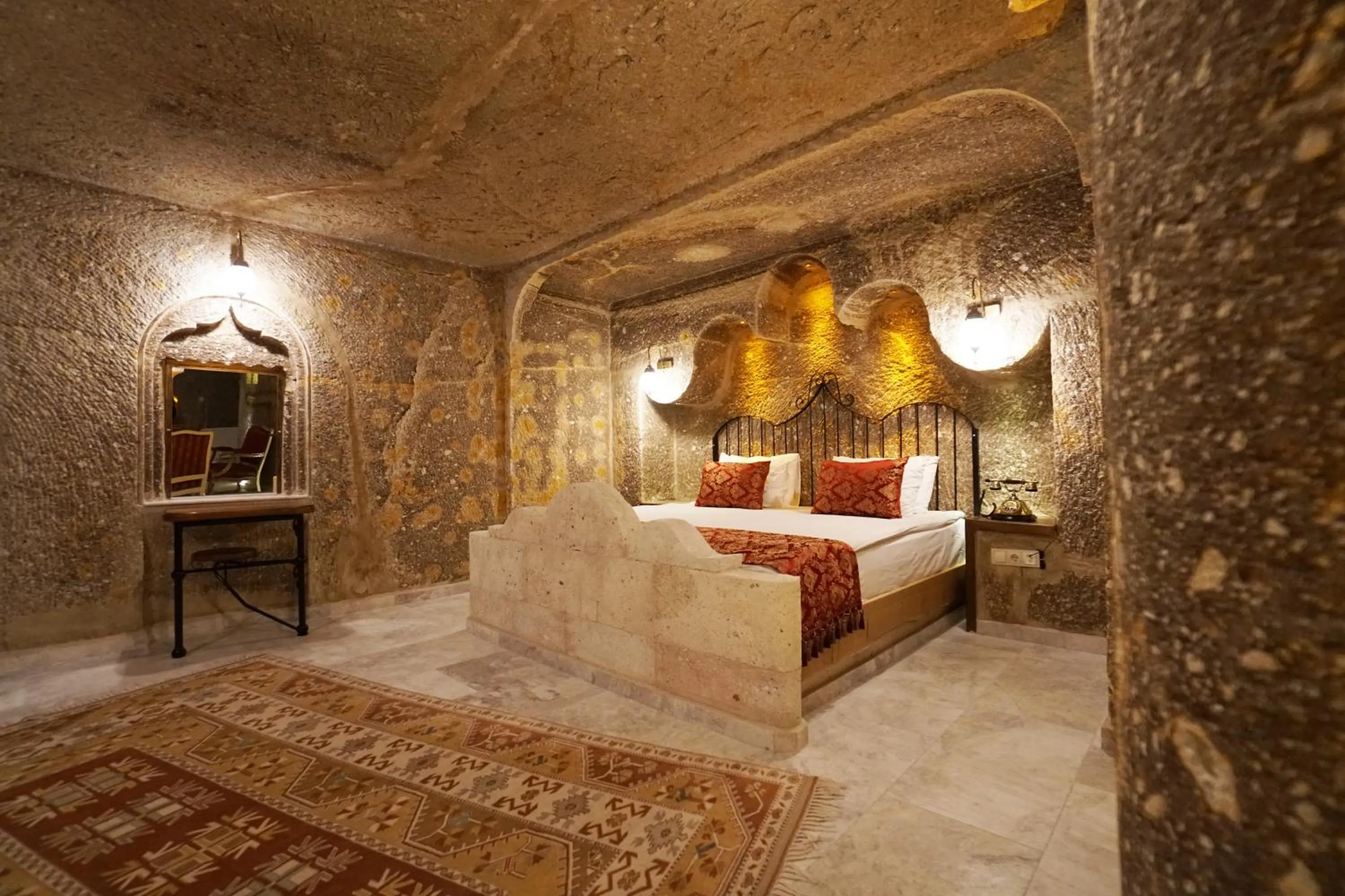 Bedroom, Bed in Roma Cave Suite