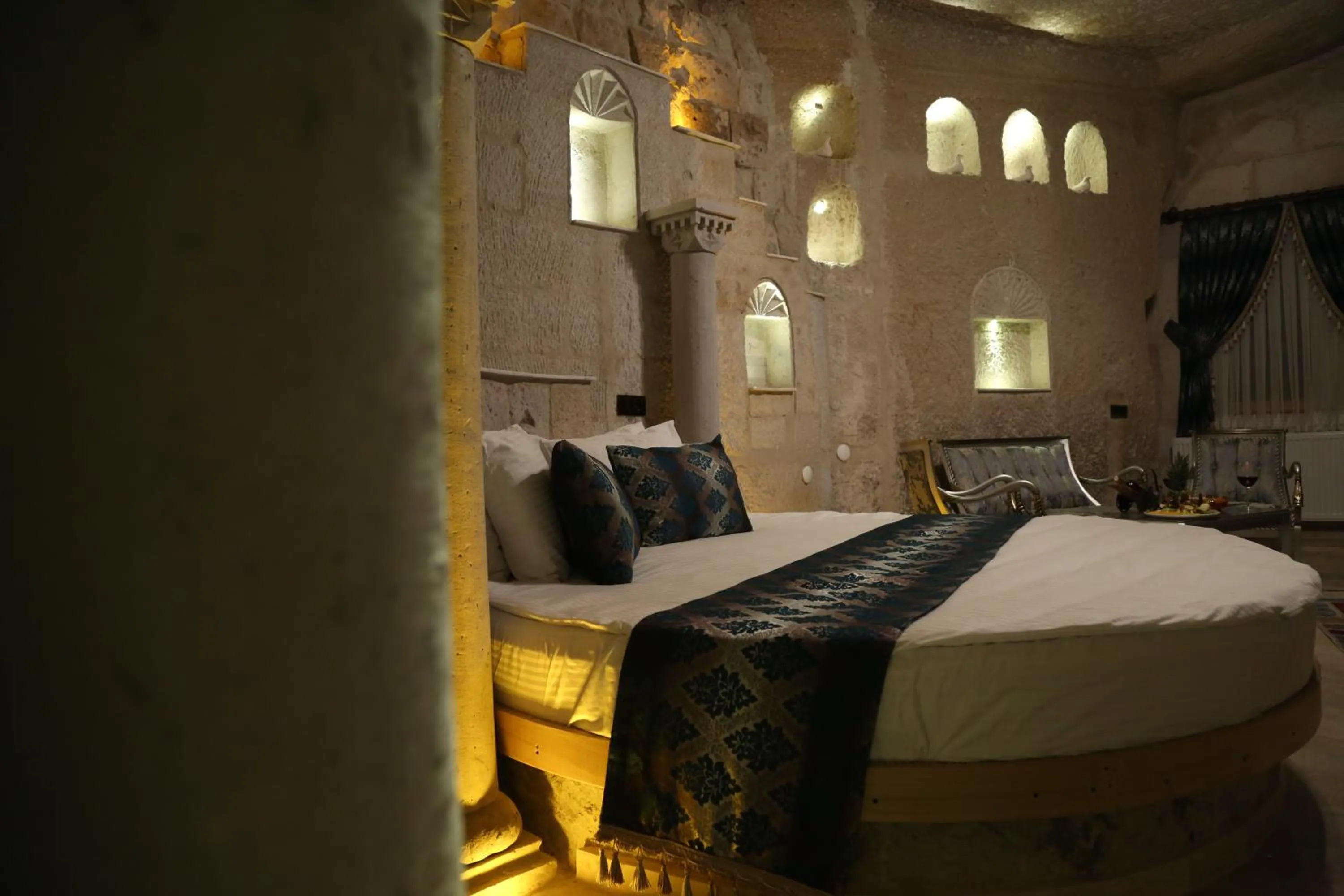 Bedroom, Bed in Roma Cave Suite