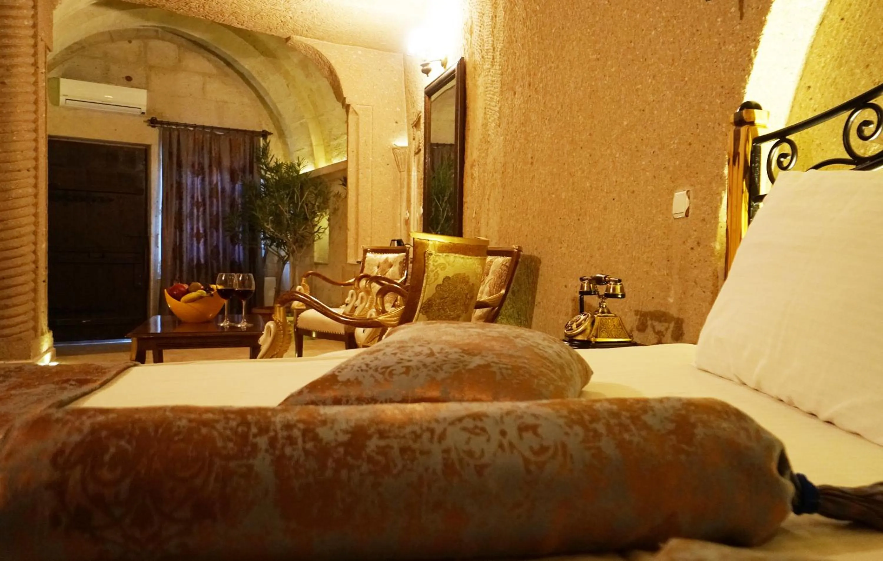 Seating area, Bed in Roma Cave Suite