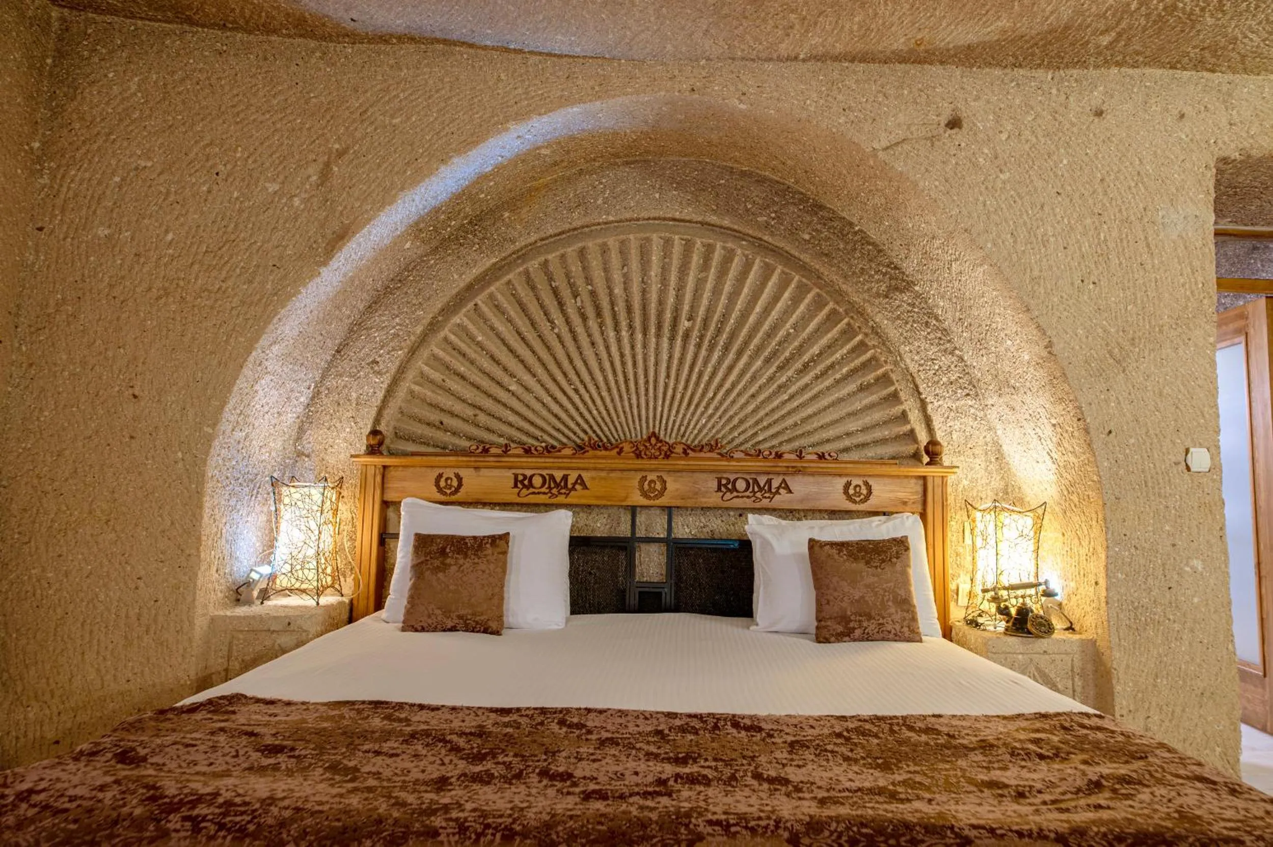 Massage, Bed in Roma Cave Suite