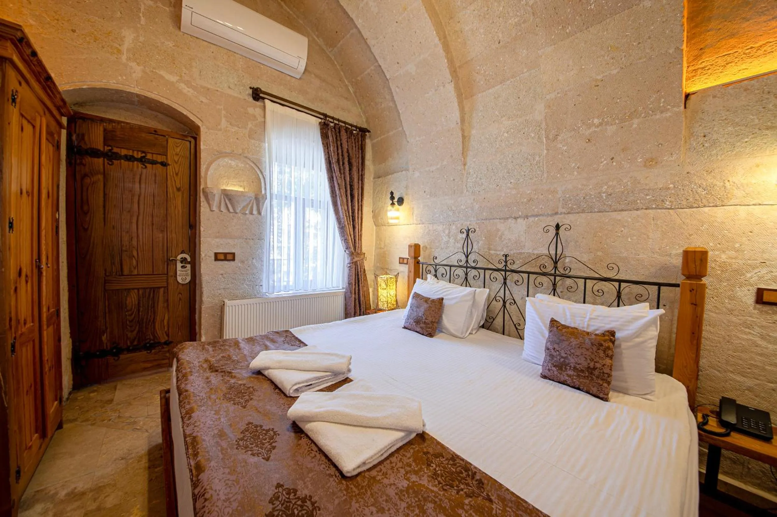 Massage, Bed in Roma Cave Suite