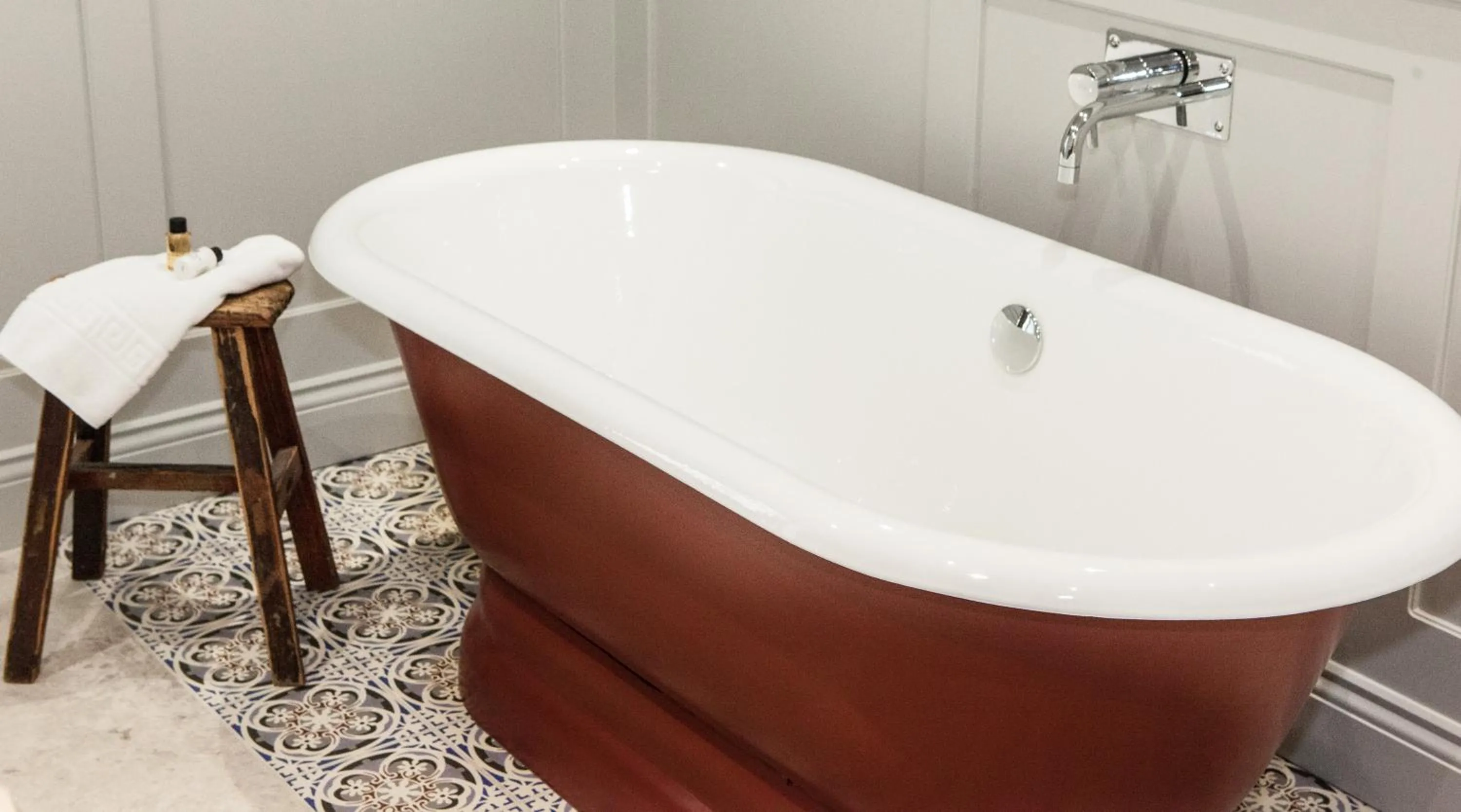 The Greyhound on the Test Hotel