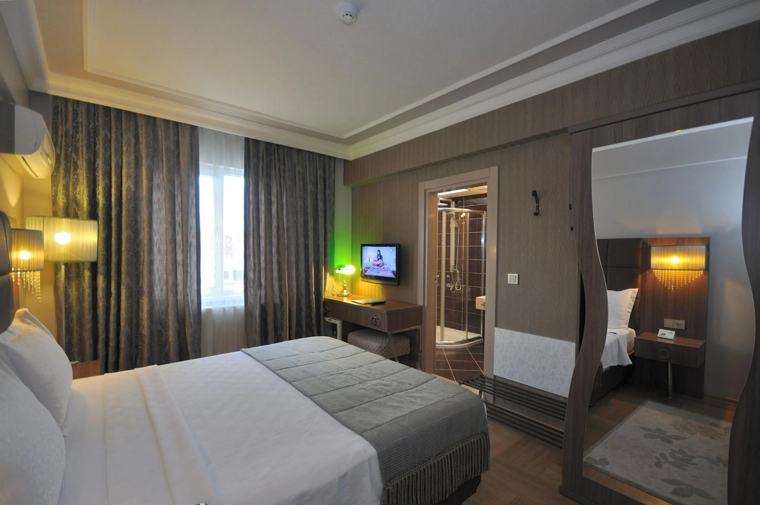 Communal lounge/ TV room, Bed in Grand Atakum Hotel