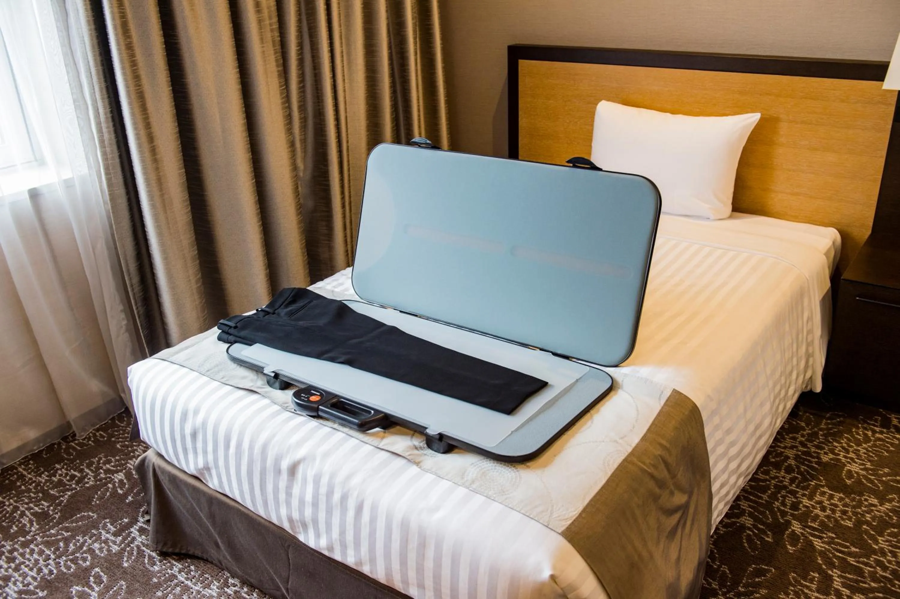 trouser press, Bed in Hotel Ole