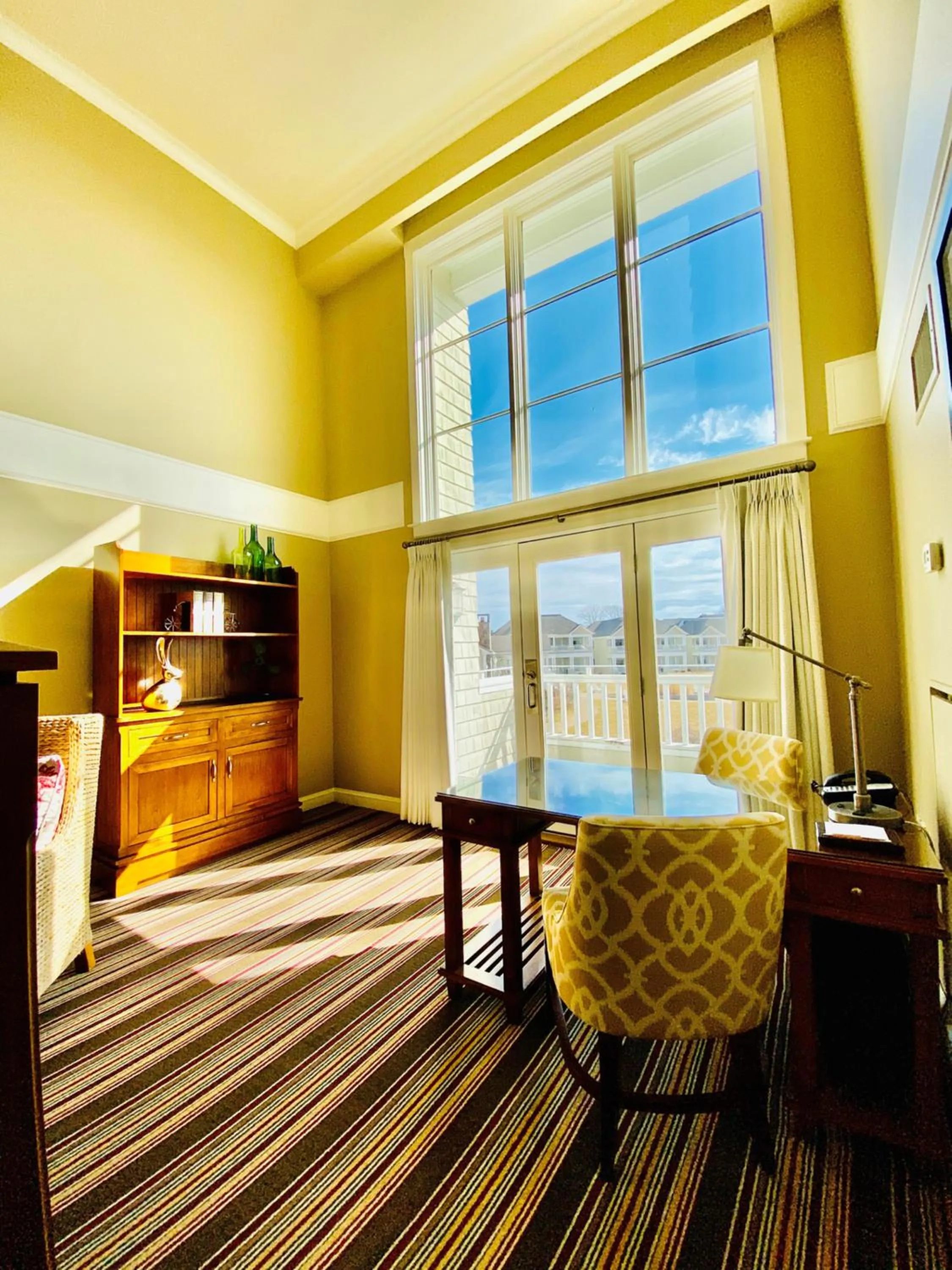 Living room, Bed in Inn By the Sea