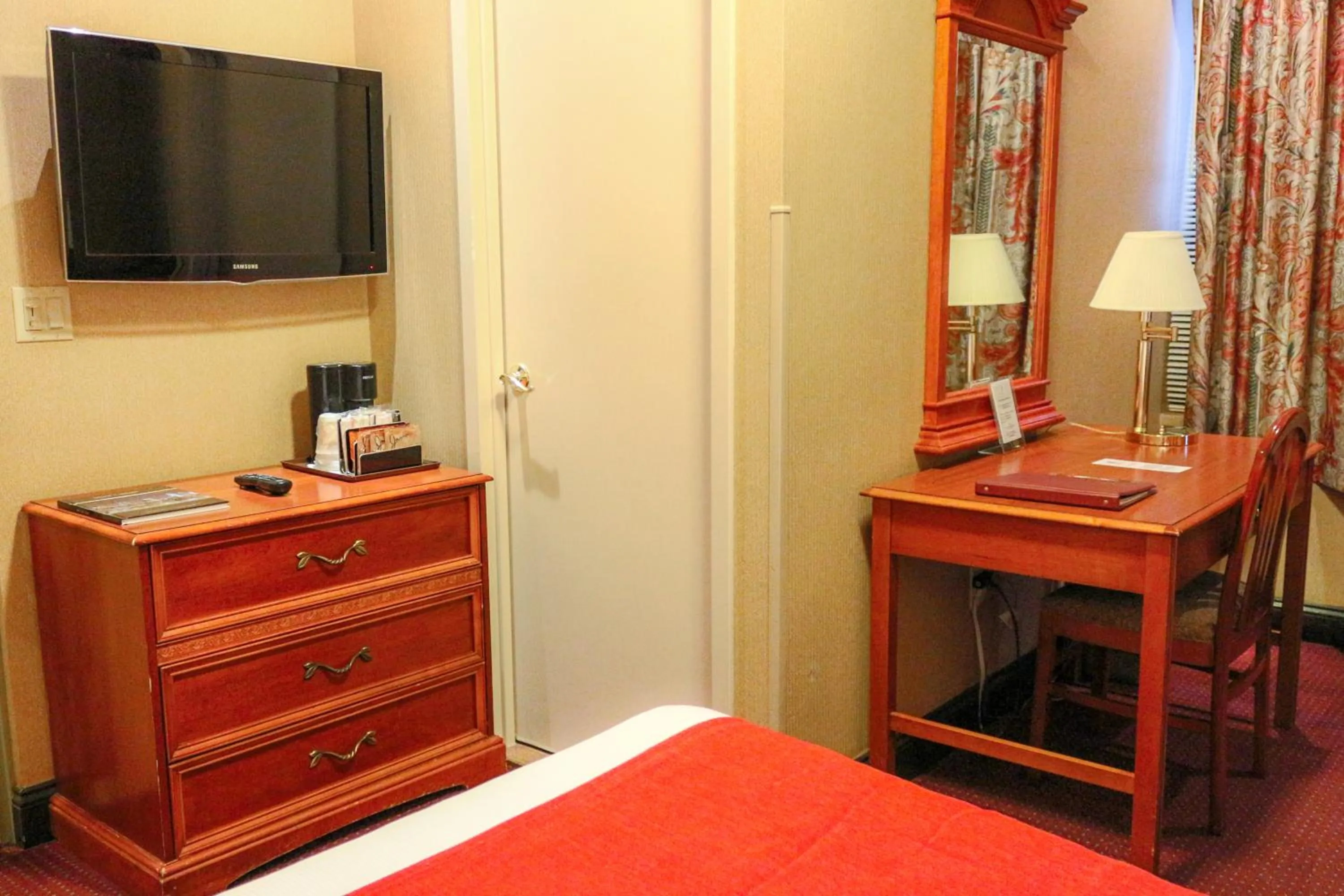 TV and multimedia, TV/Entertainment Center in Hotel Newton