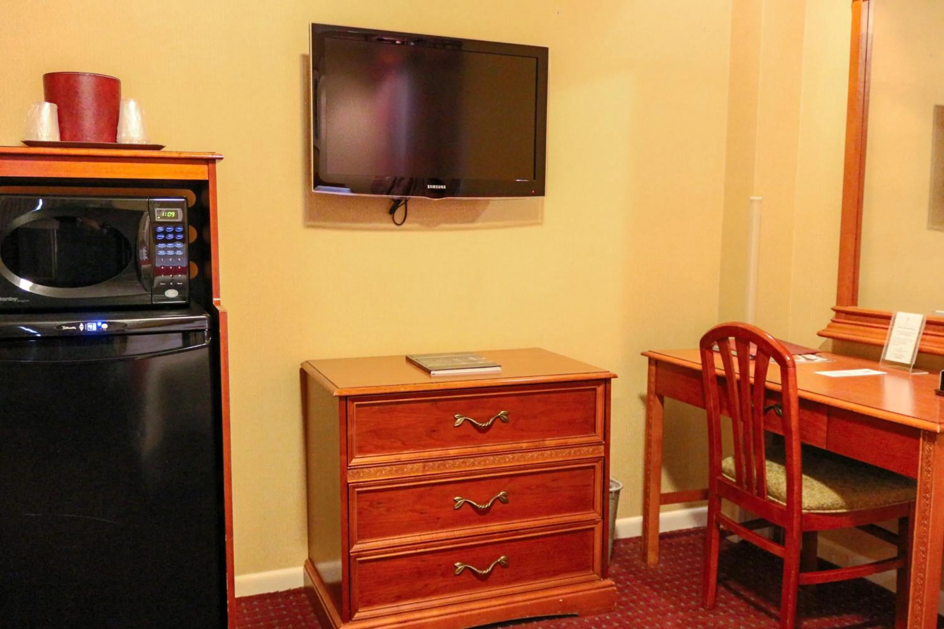 TV and multimedia, TV/Entertainment Center in Hotel Newton