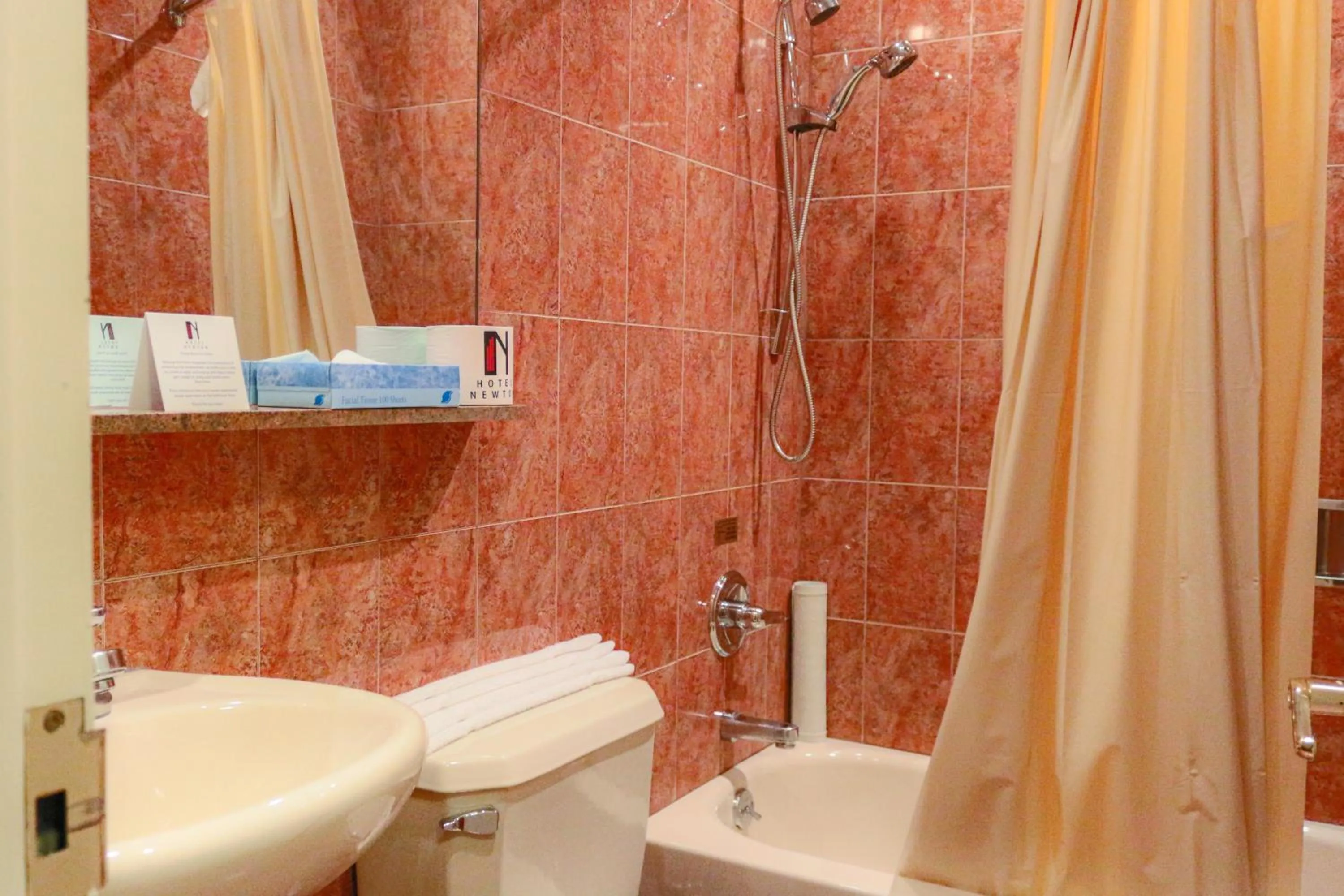 Bathroom in Hotel Newton