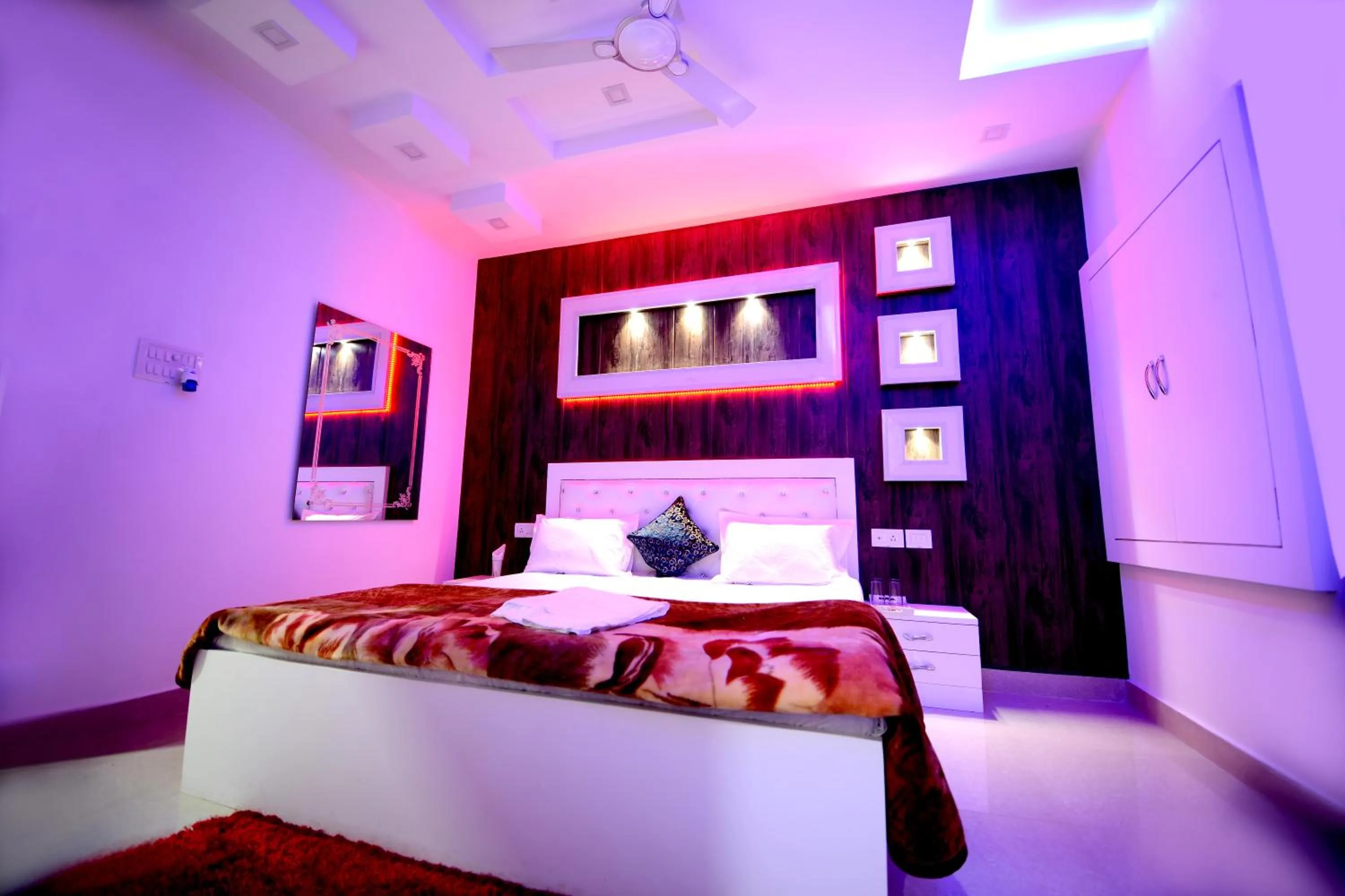 Bathroom, Bed in Taj Square A luxurious family homestay