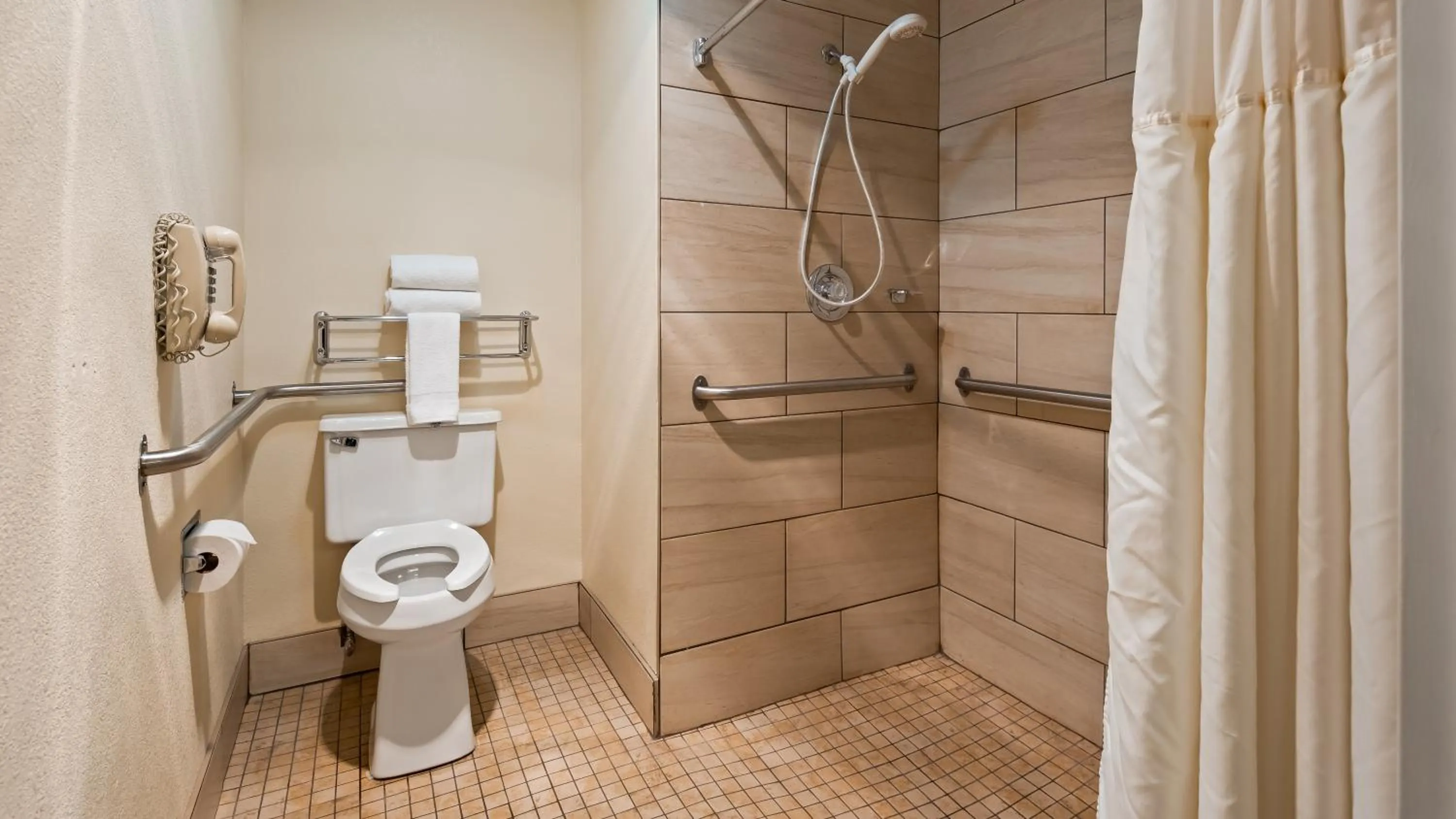 Bathroom in Best Western Parkside Inn