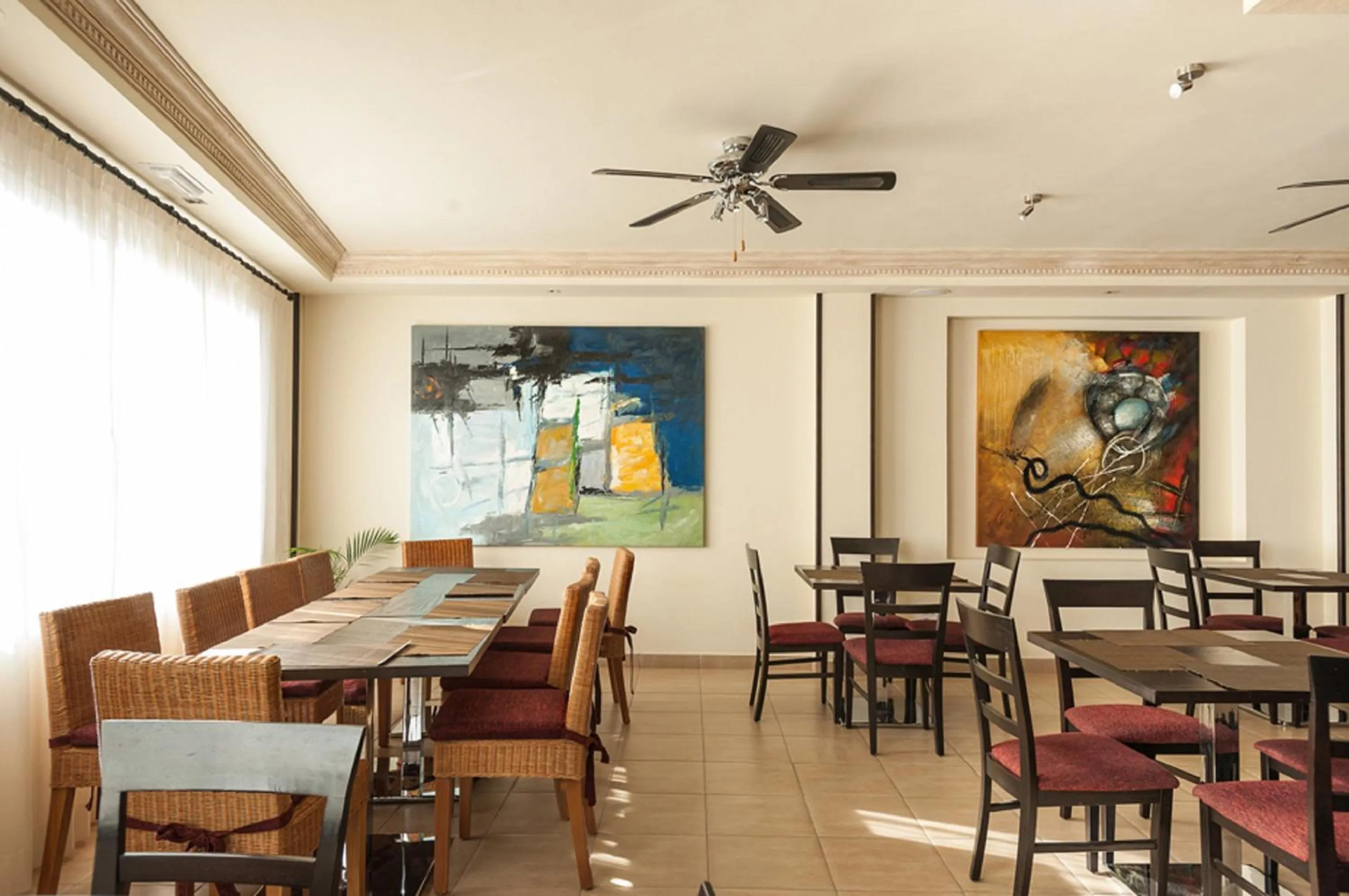 Restaurant/places to eat in Hotel La Aldea Suites