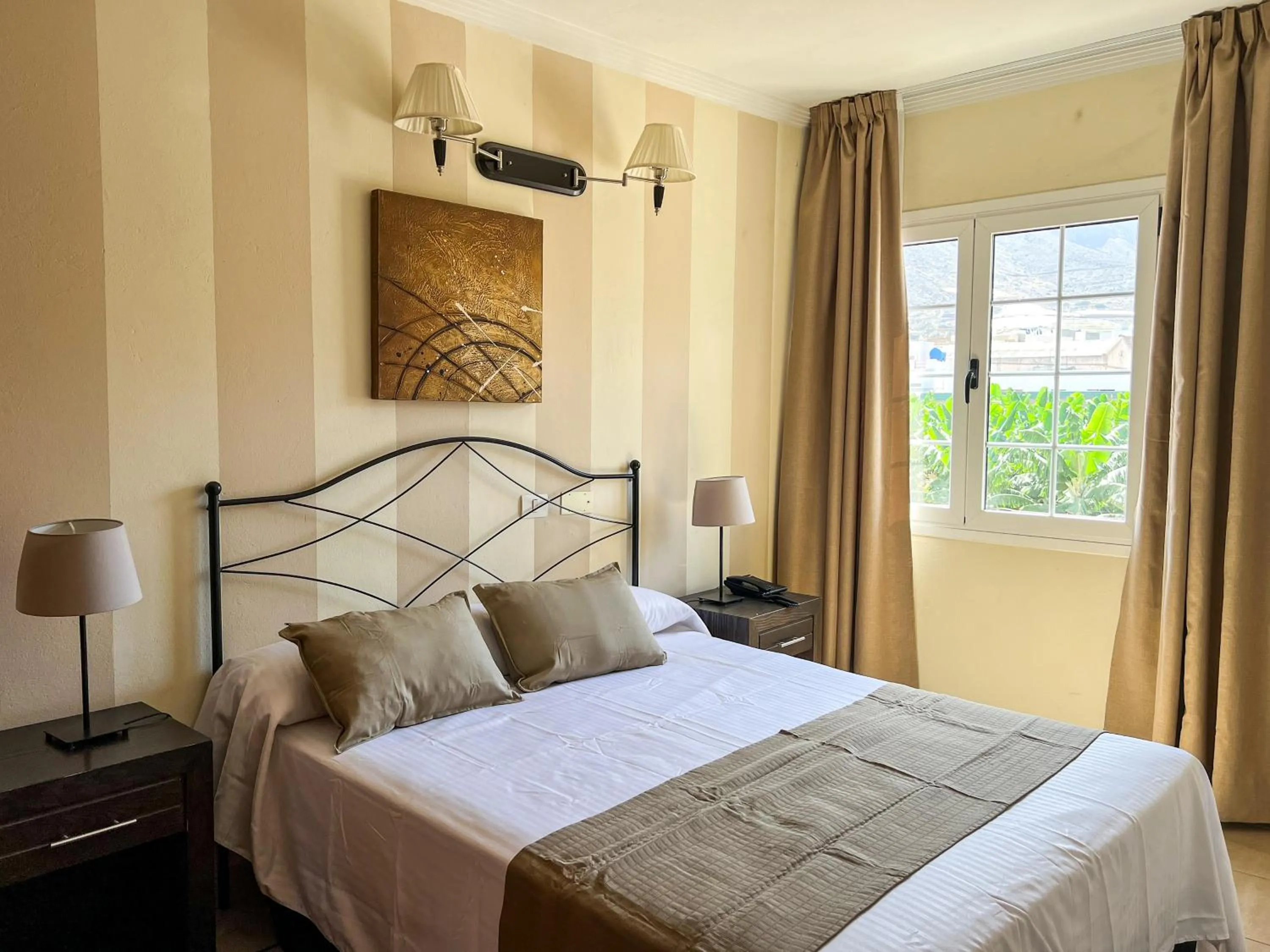 Bed in Hotel La Aldea Suites