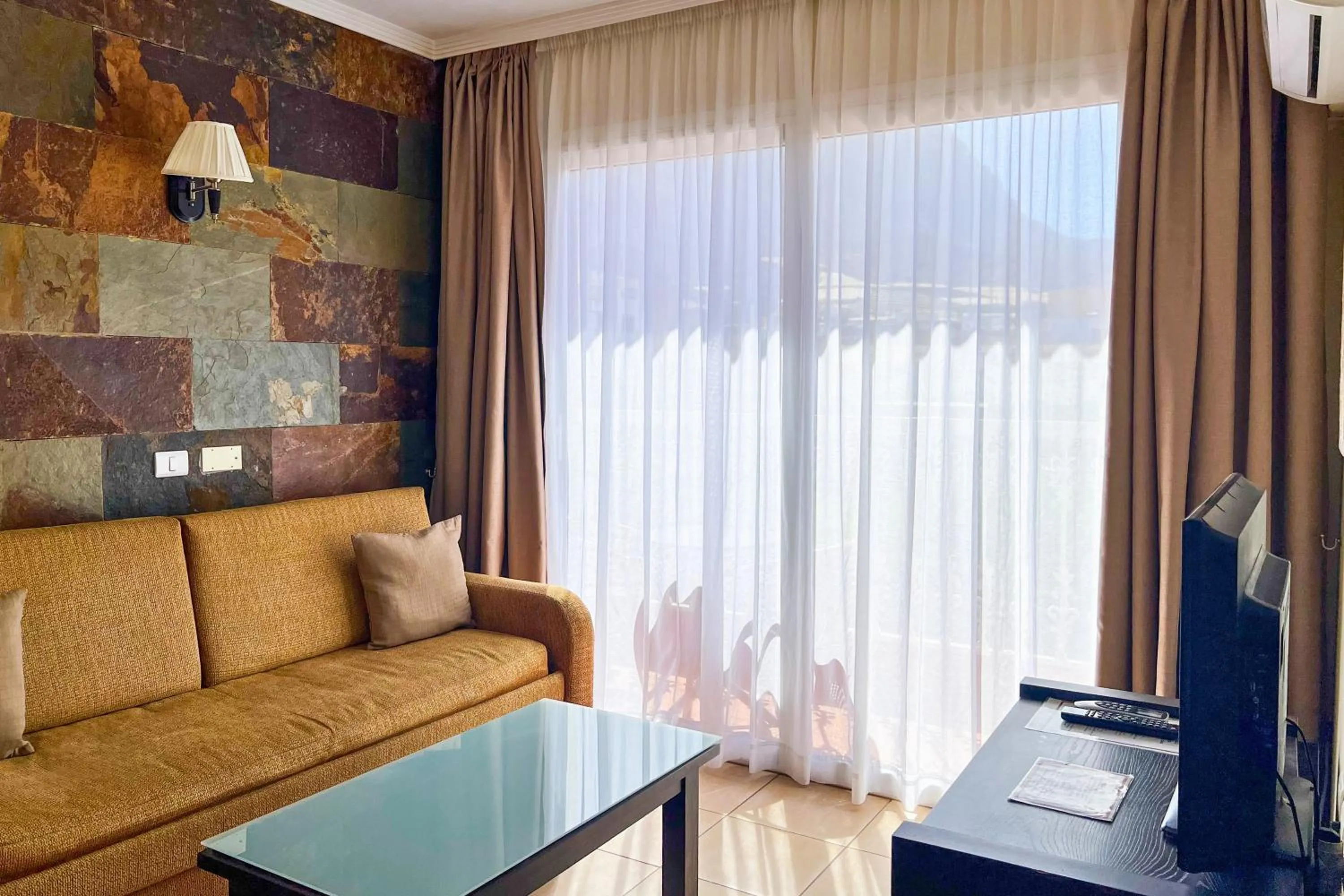 TV and multimedia in Hotel La Aldea Suites