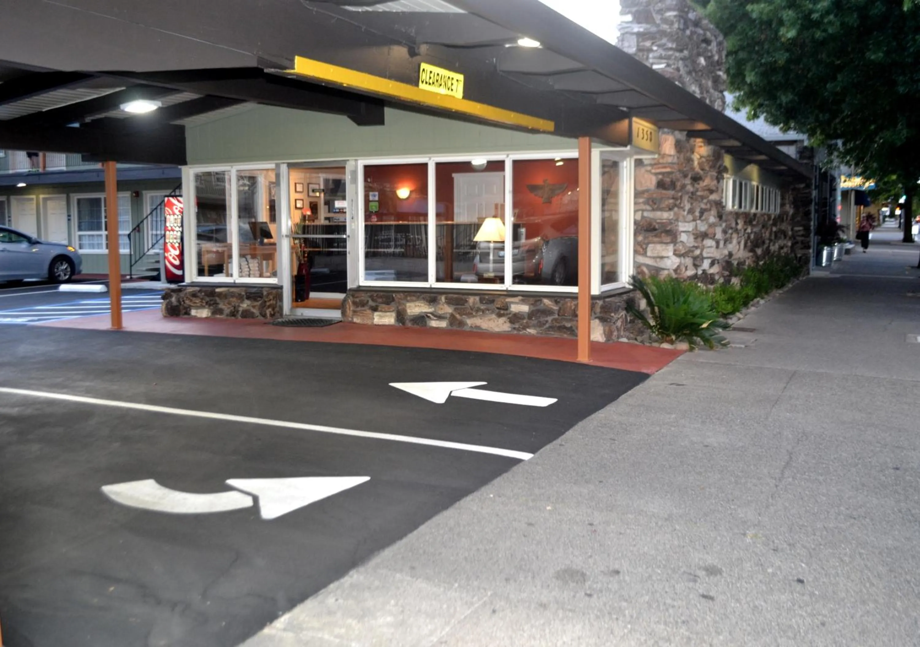Facade/entrance in Thunderbird Lodge