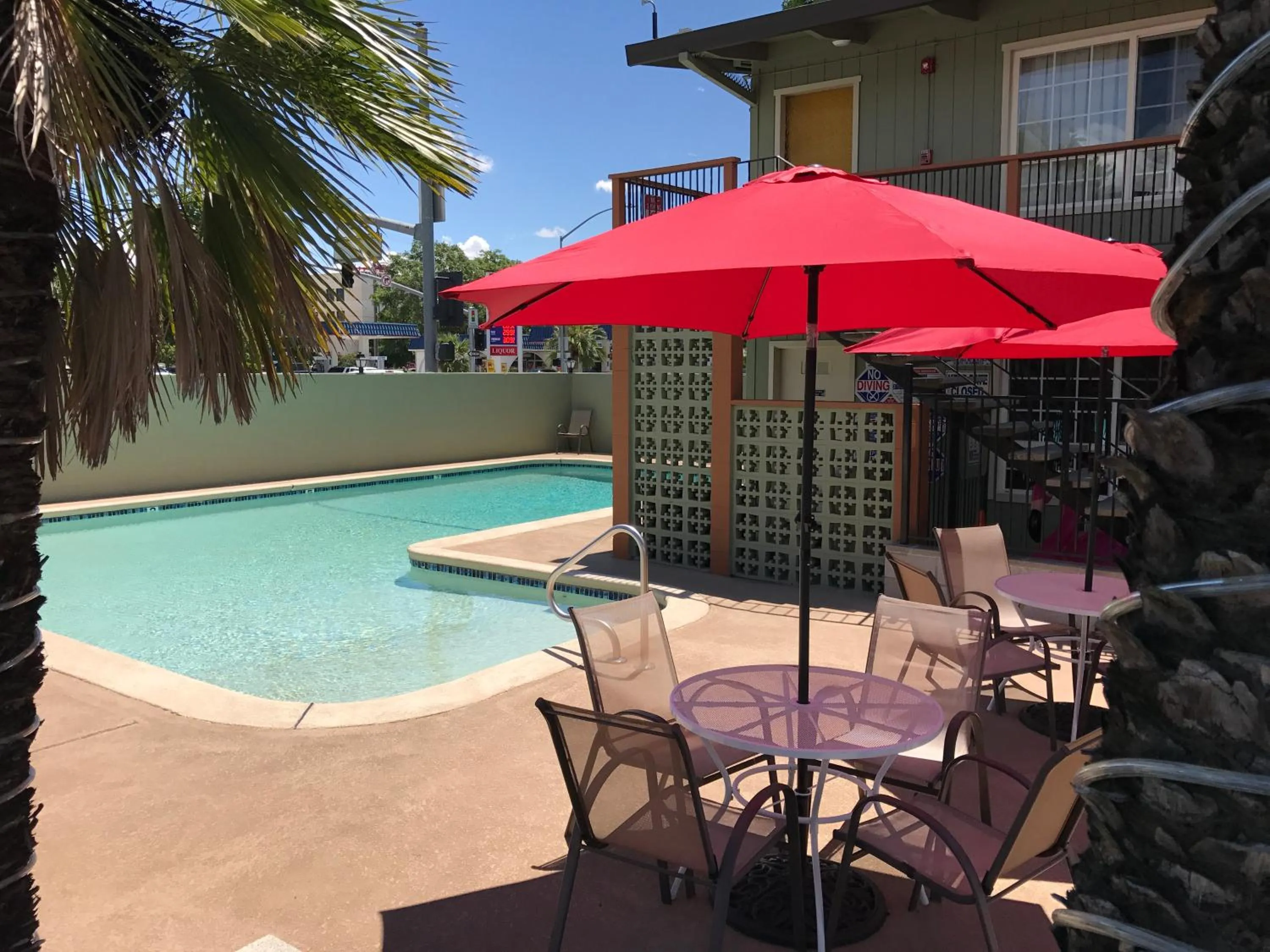 Swimming pool in Thunderbird Lodge