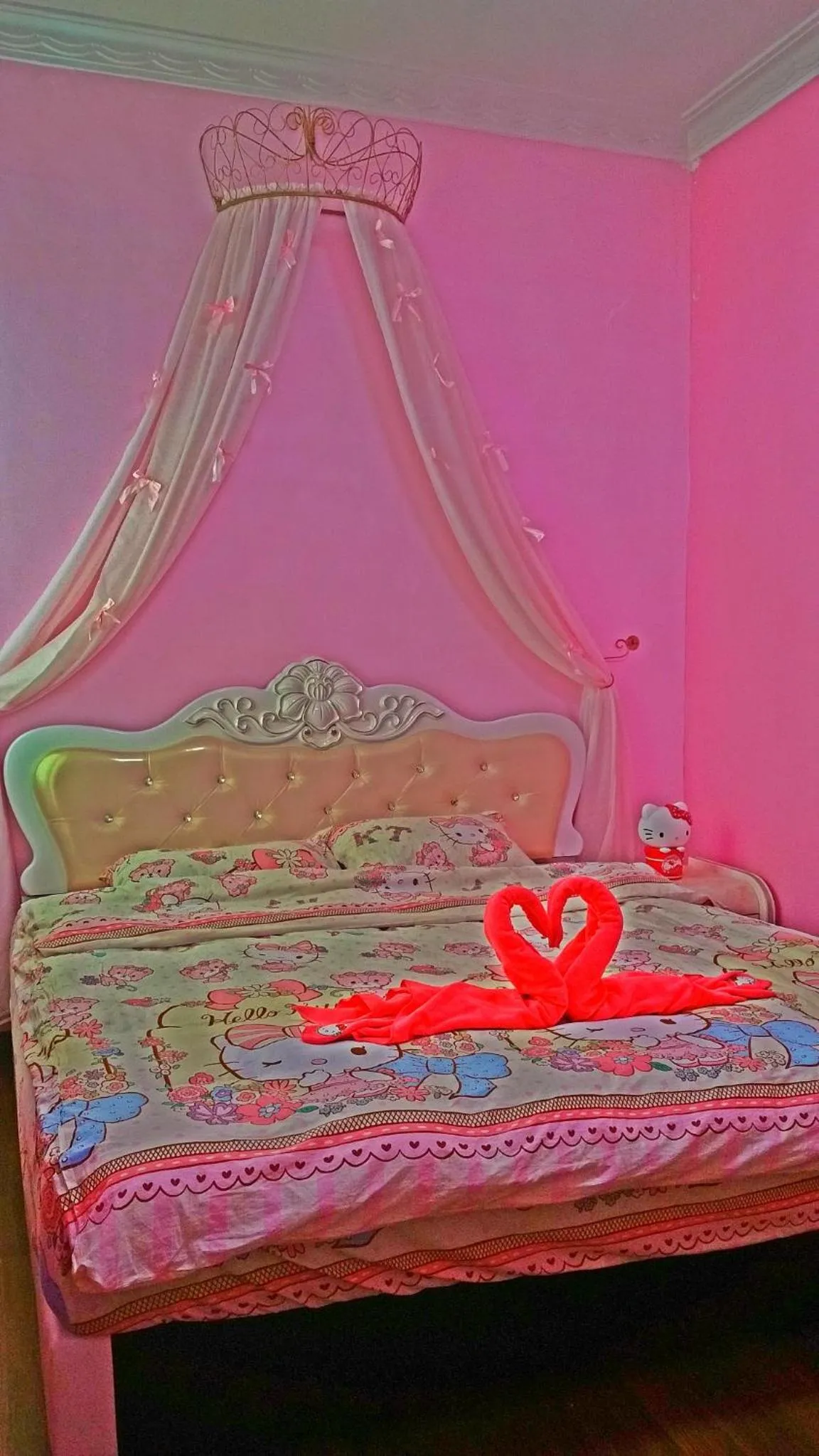 Bedroom, Bed in Hello Kitty Signature Suite