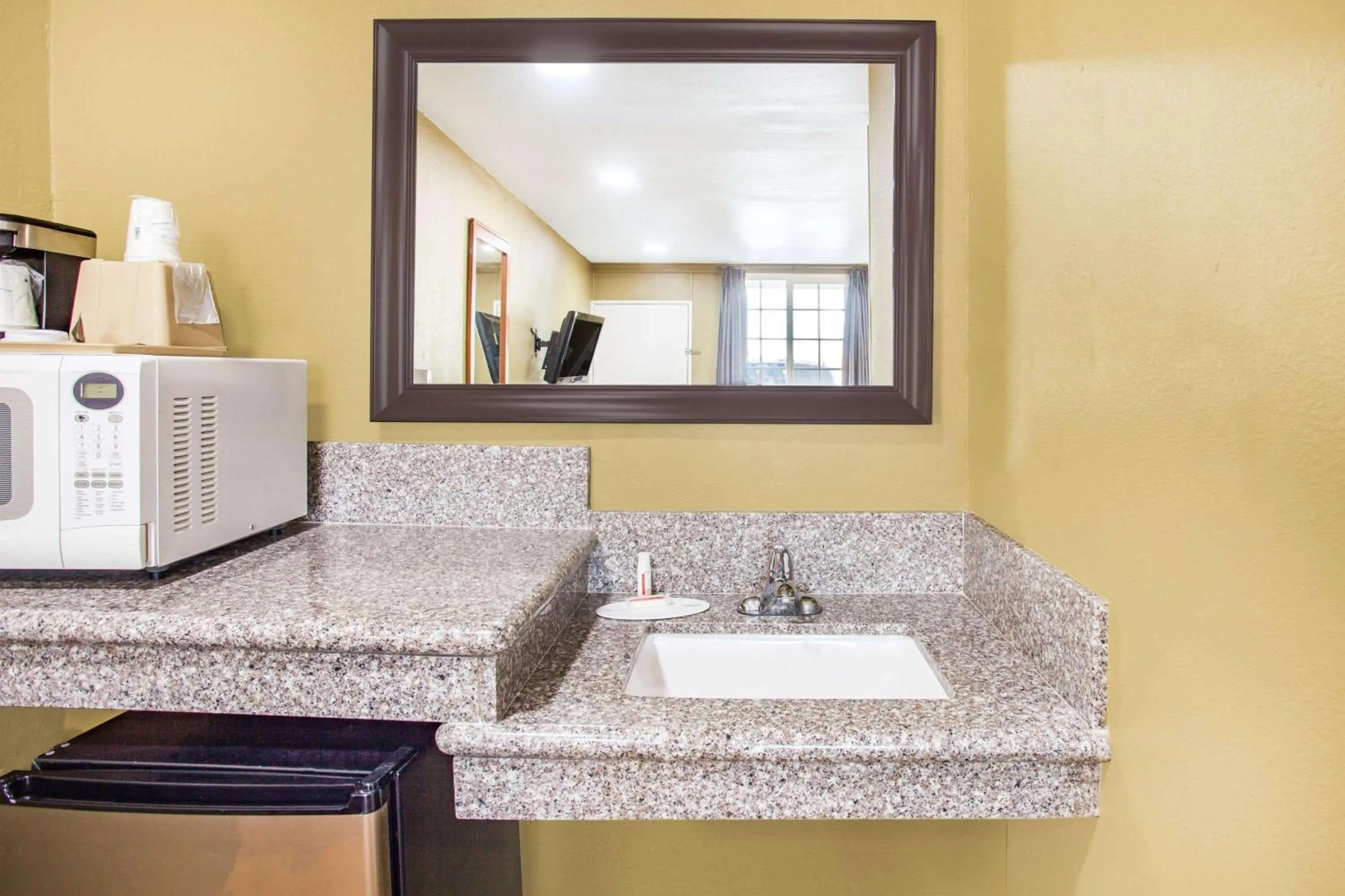 TV and multimedia in Super 8 by Wyndham Redlands/San Bernardino