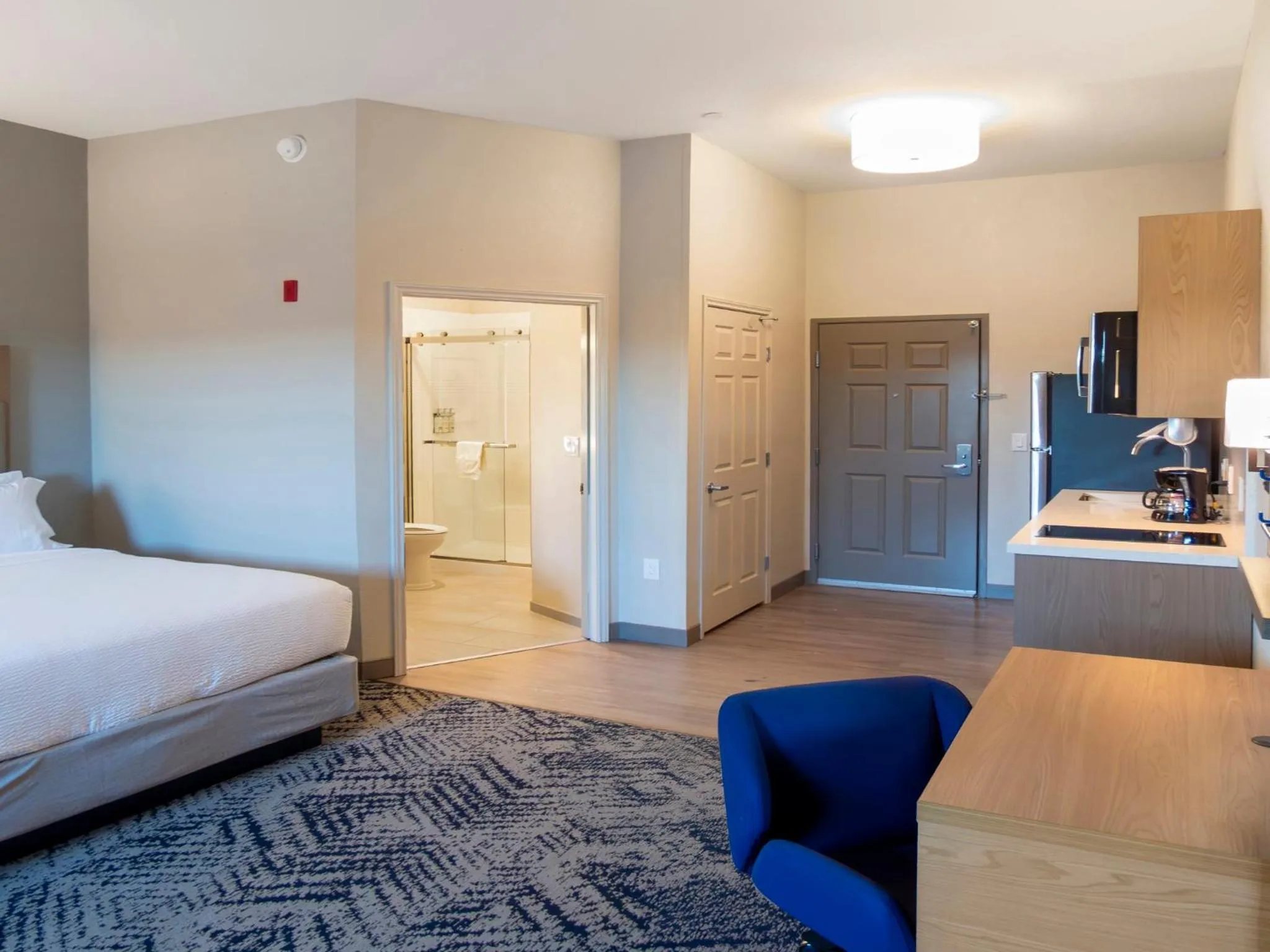 Photo of the whole room, Bed in Candlewood Suites Avondale-New Orleans by IHG