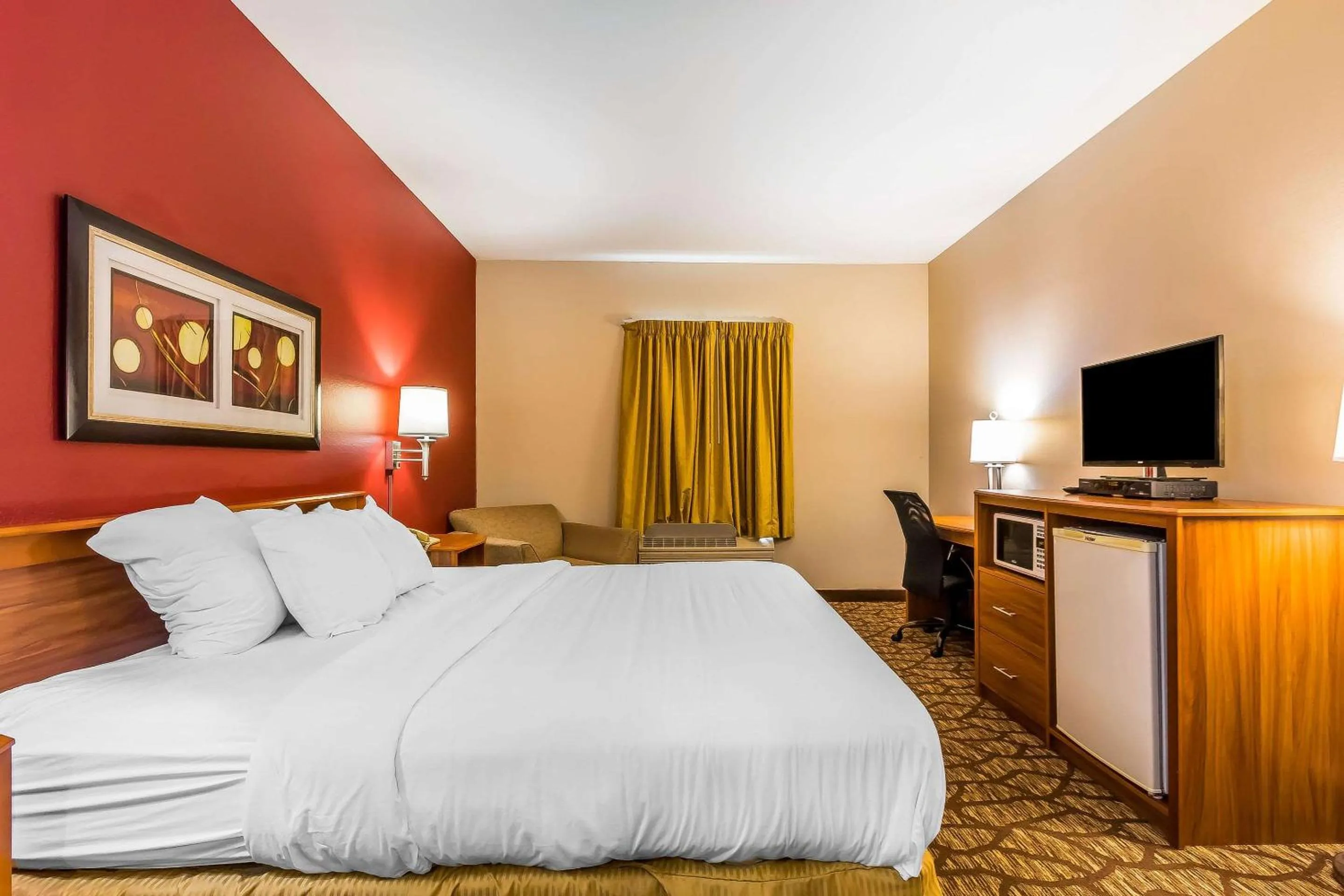 Photo of the whole room, Bed in Quality Inn & Suites Chesterfield Village