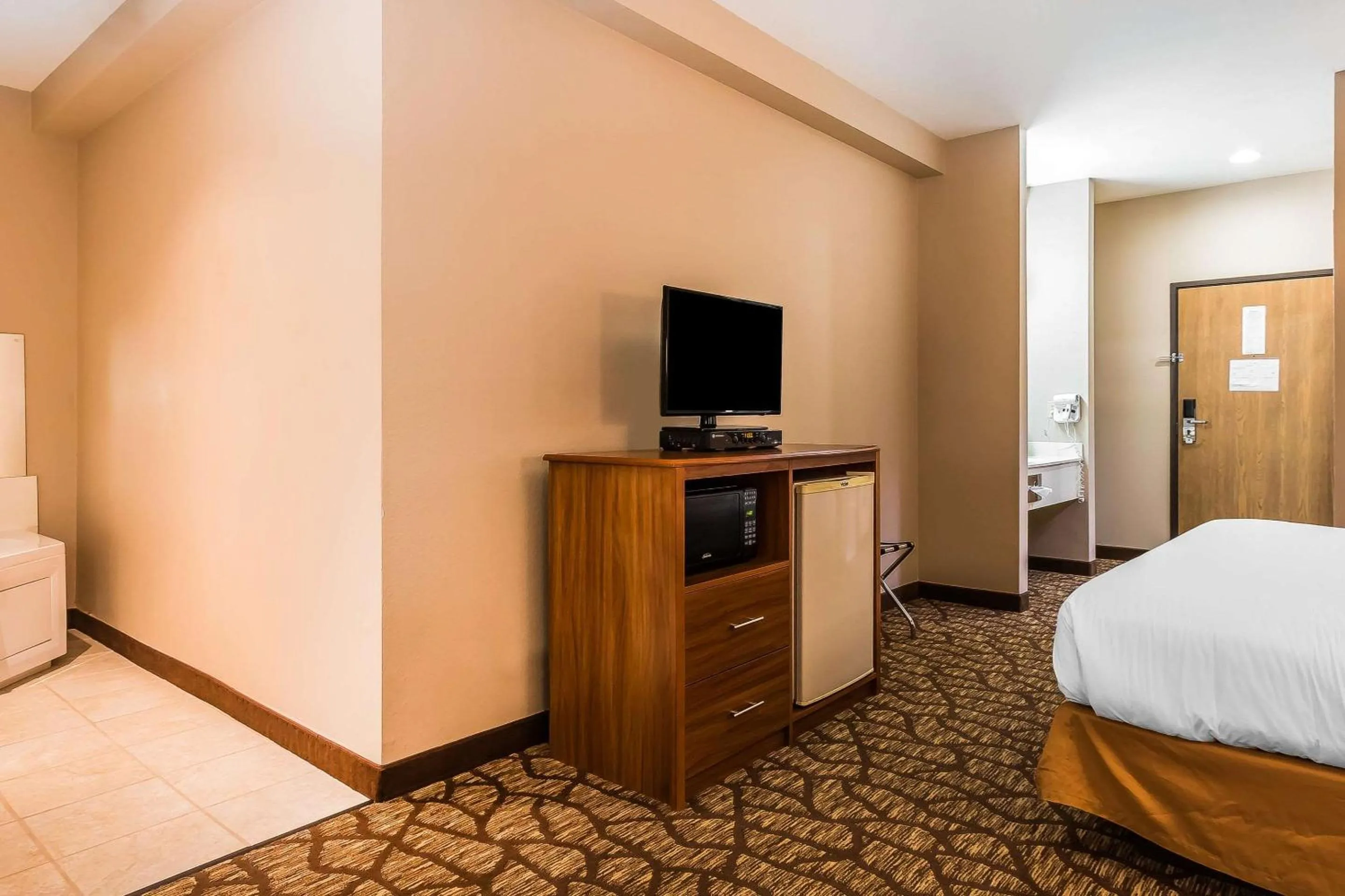 Photo of the whole room, Bed in Quality Inn & Suites Chesterfield Village