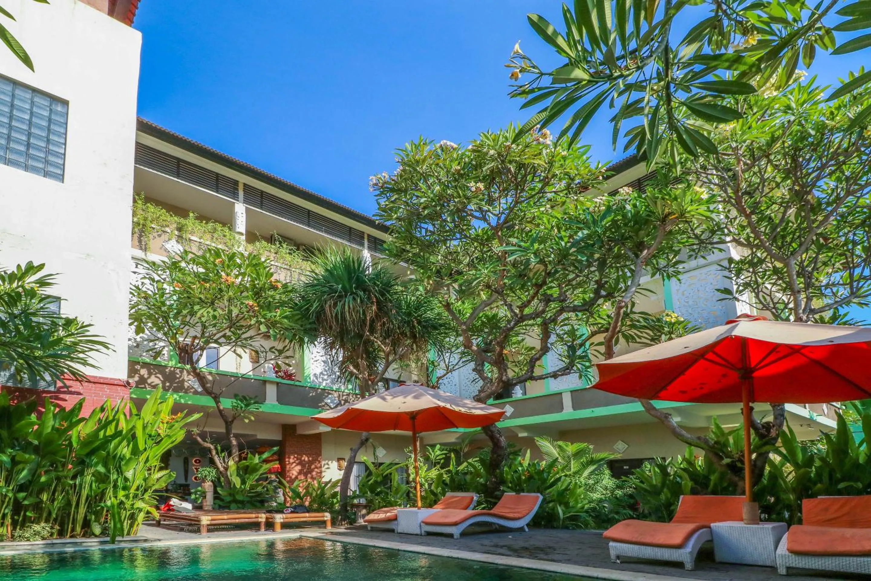 Swimming pool in Capital O 1666 Grand Pudjawan Hotel Near Kuta Beach