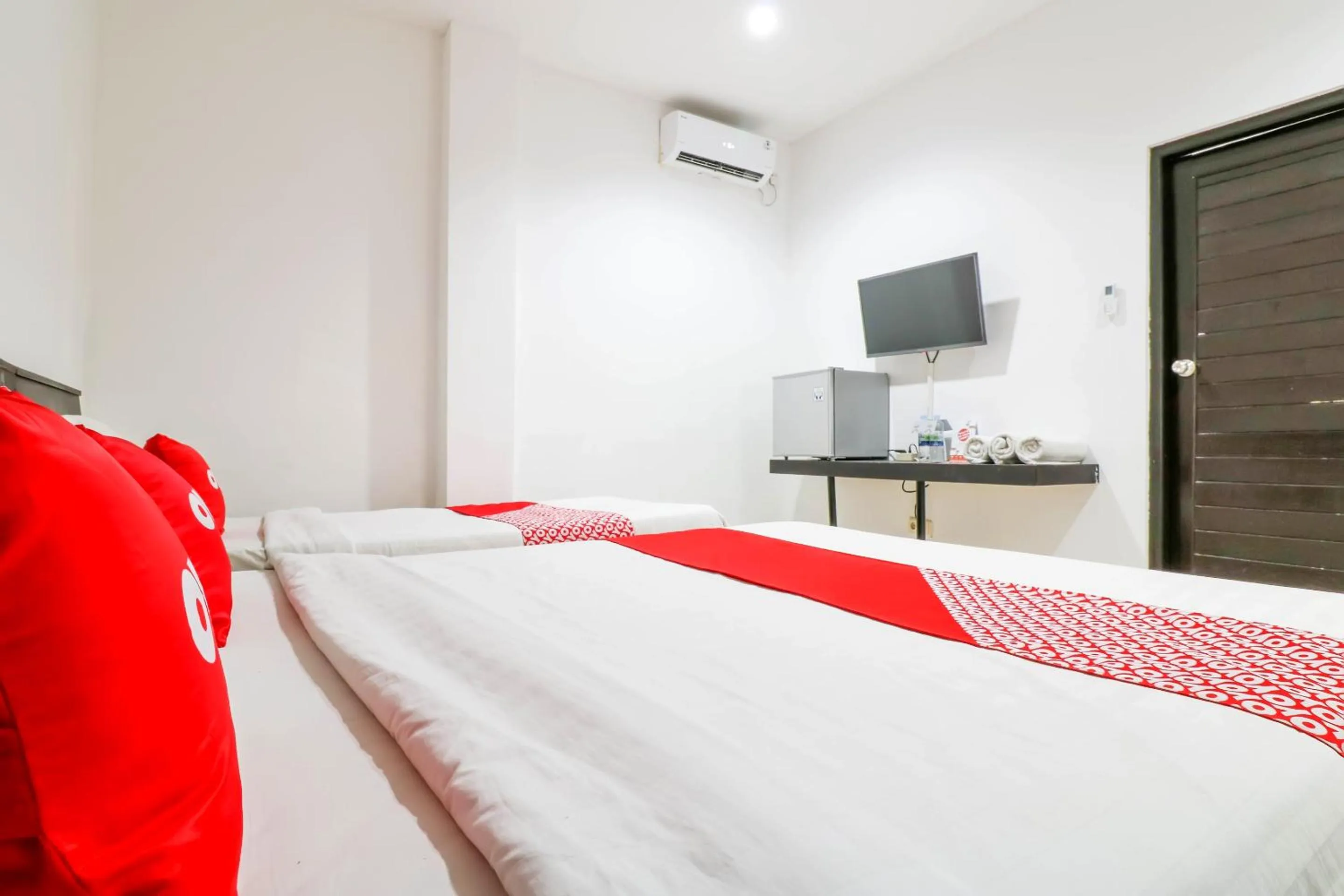 Bedroom, Bed in Capital O 1666 Grand Pudjawan Hotel Near Kuta Beach