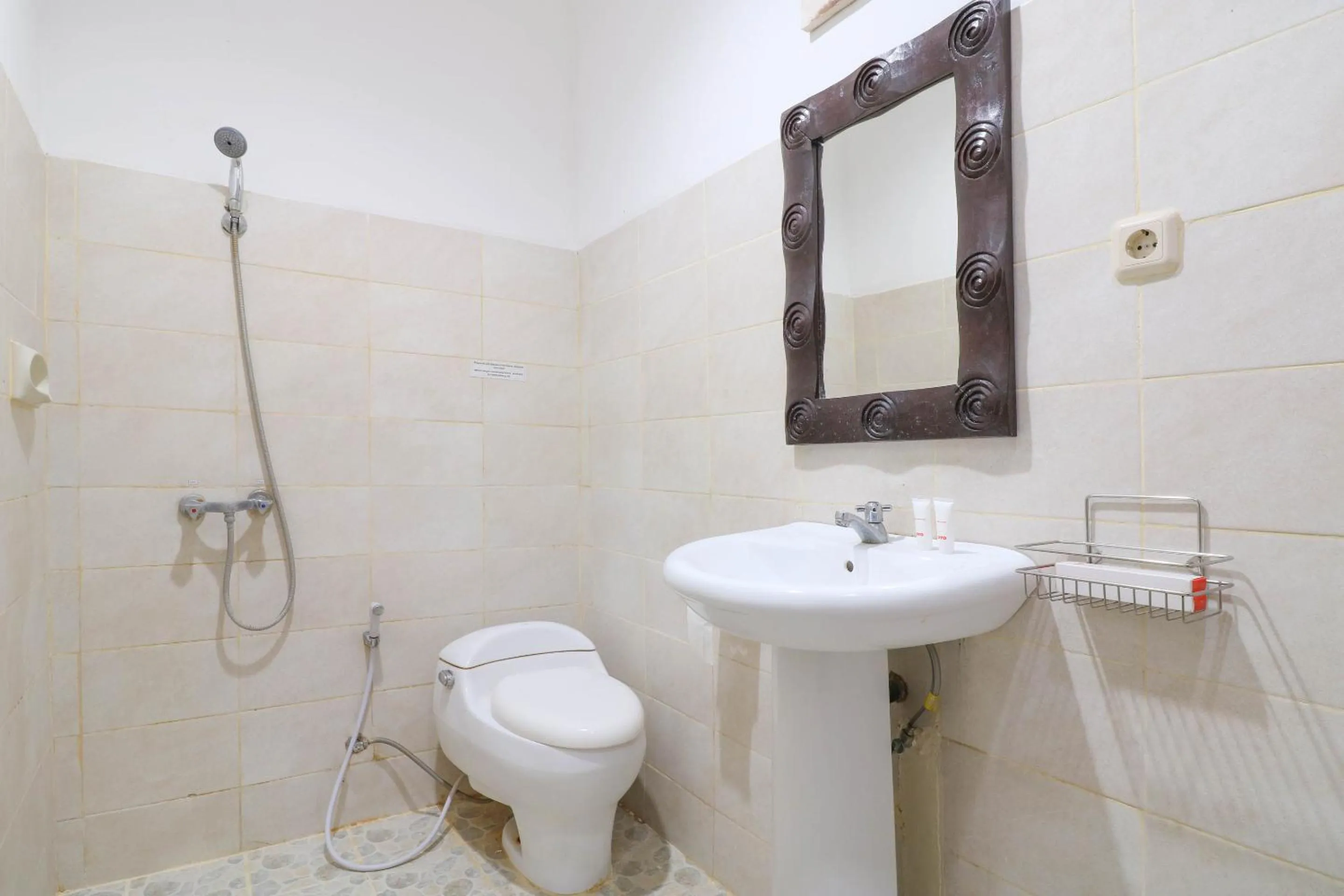 Bathroom in Capital O 1666 Grand Pudjawan Hotel Near Kuta Beach