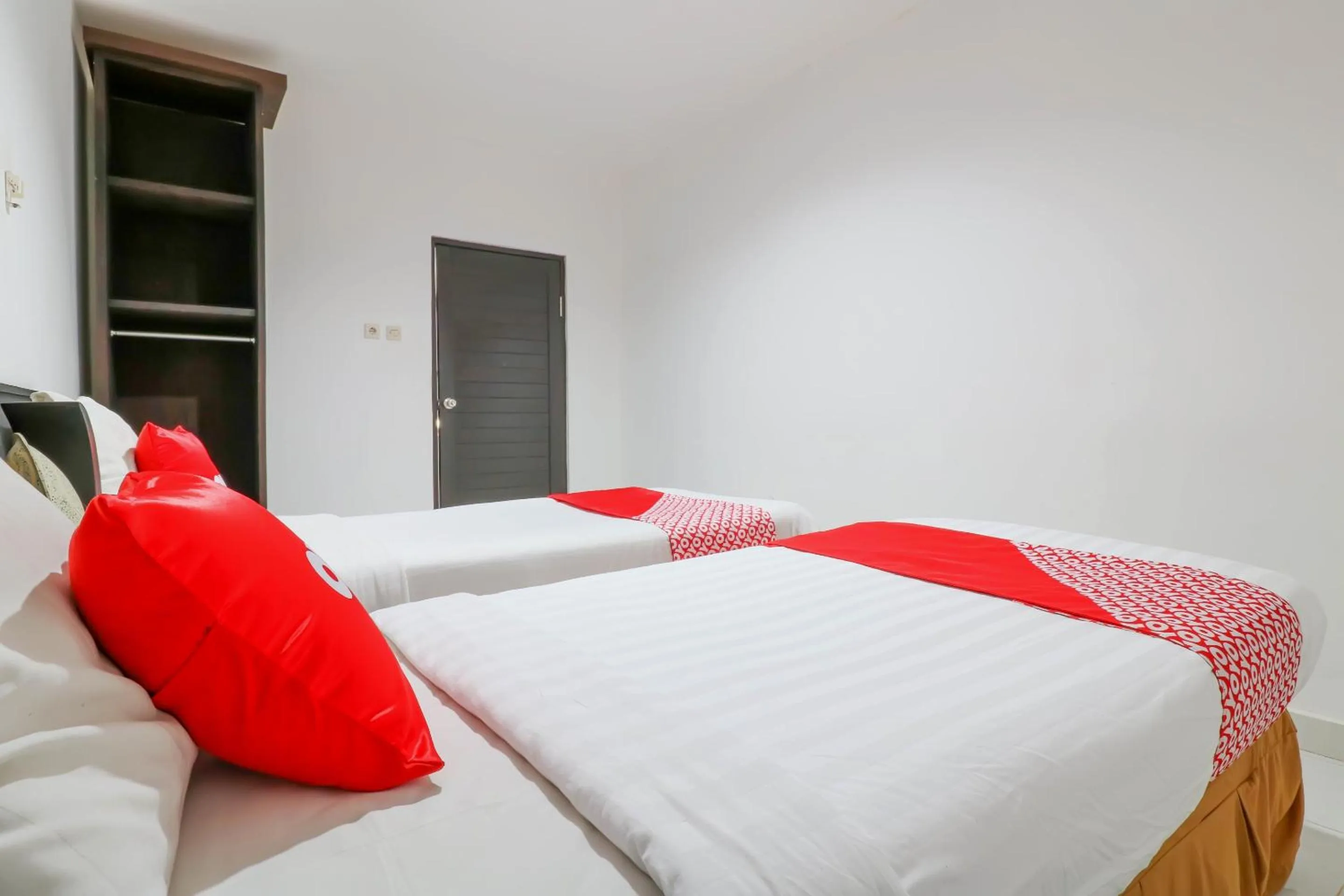 Bedroom, Bed in Capital O 1666 Grand Pudjawan Hotel Near Kuta Beach