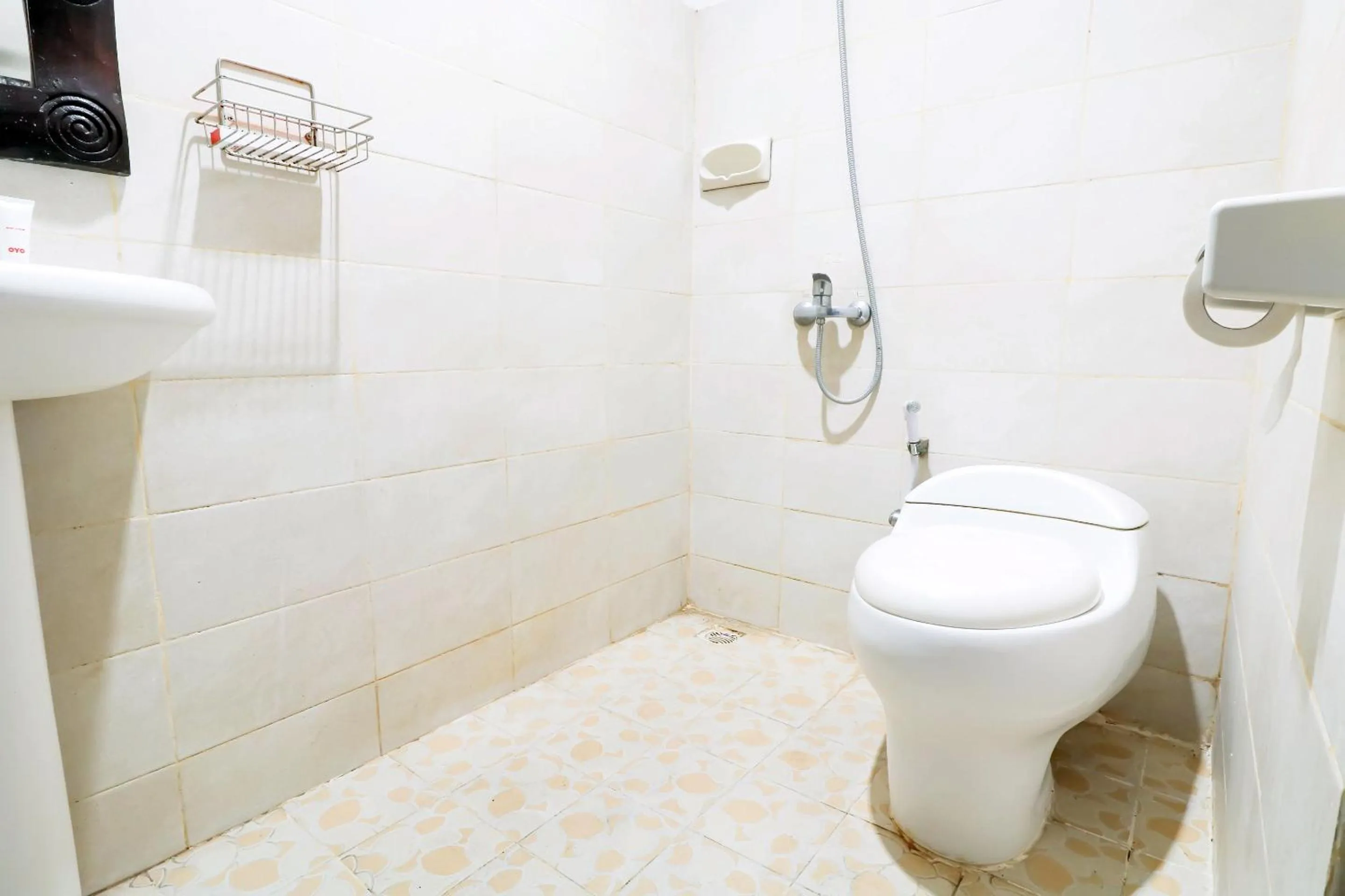 Bathroom in Capital O 1666 Grand Pudjawan Hotel Near Kuta Beach