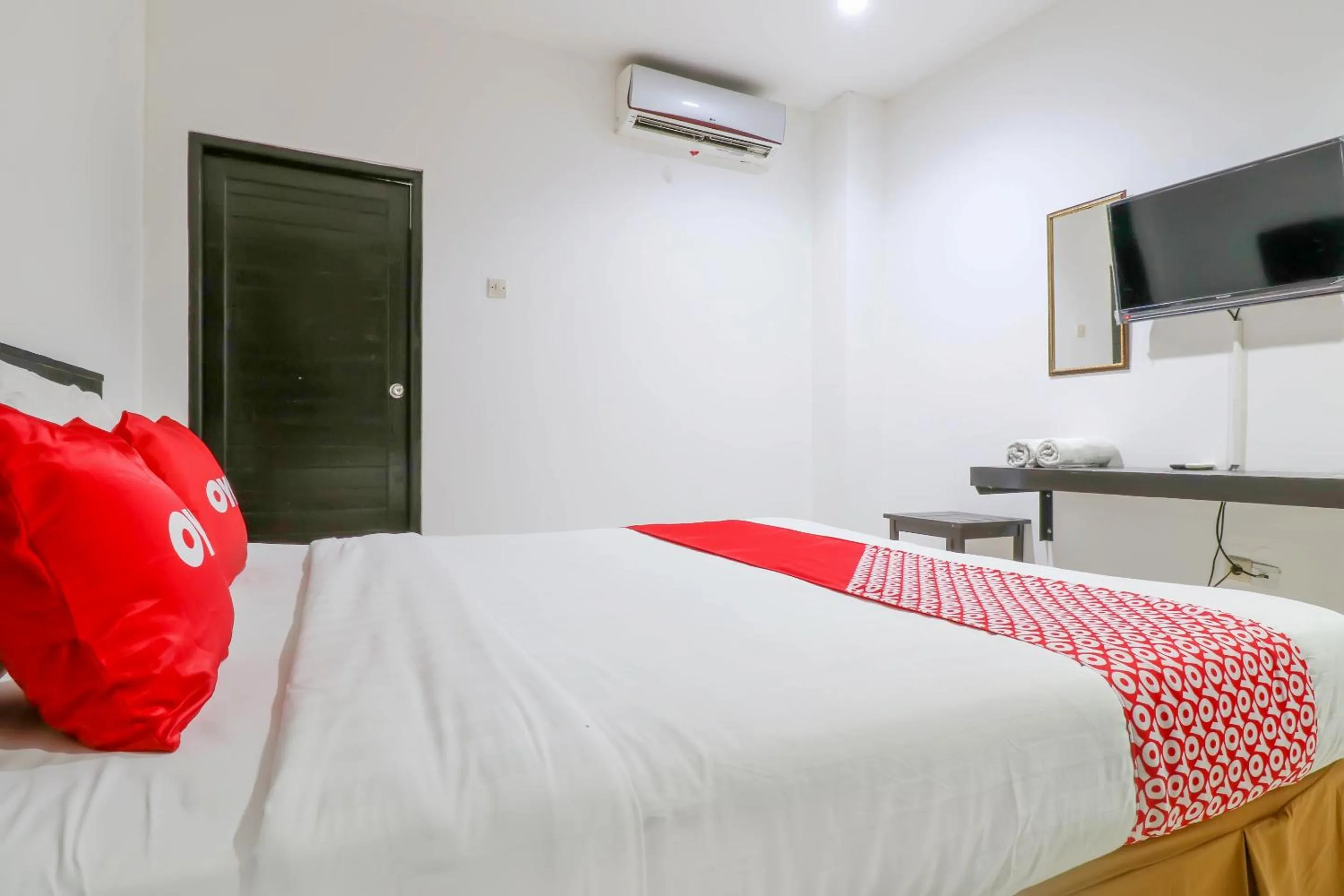 Bedroom, Bed in Capital O 1666 Grand Pudjawan Hotel Near Kuta Beach