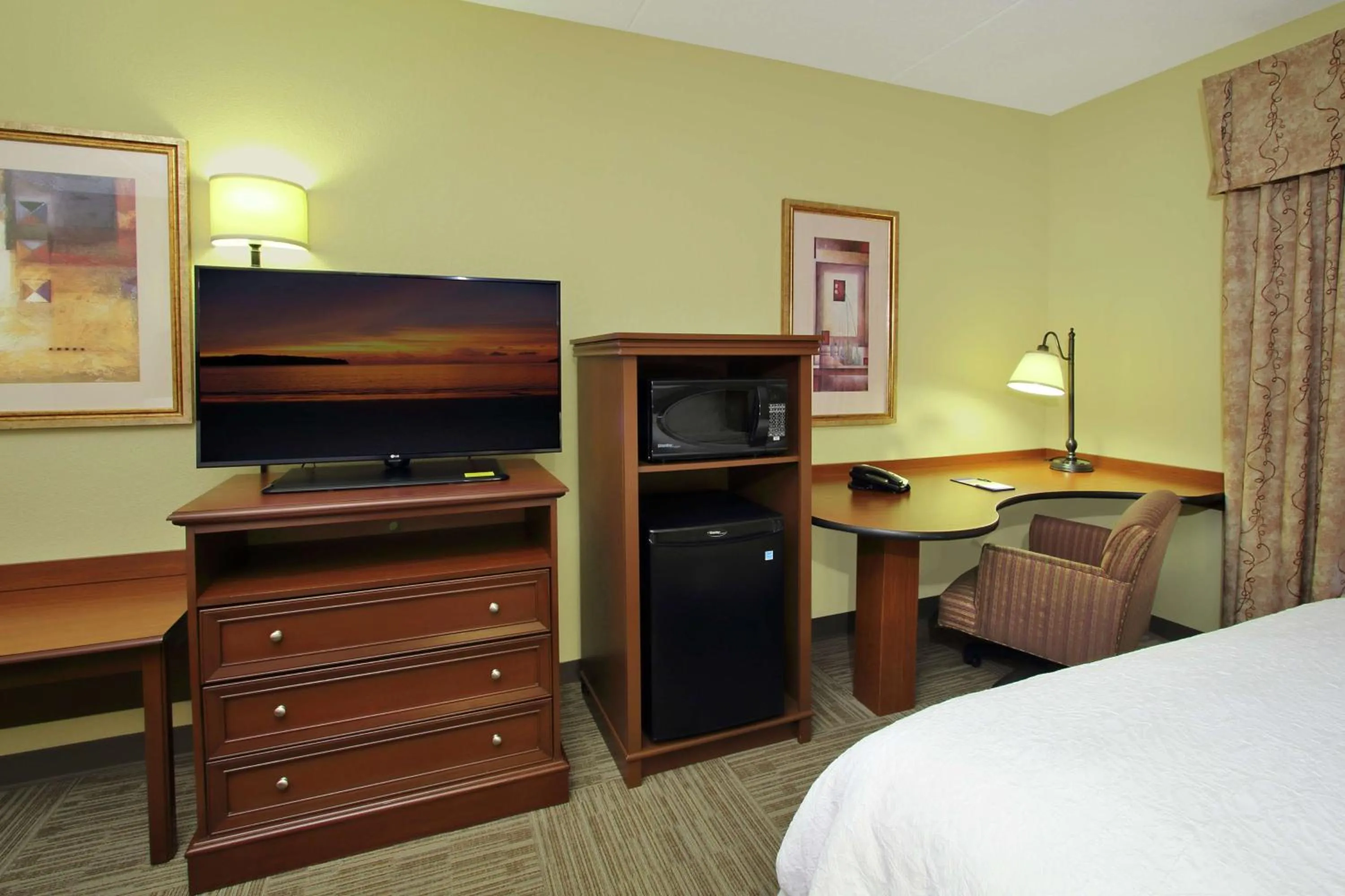 Bedroom, Bed in Hampton Inn & Suites Murray