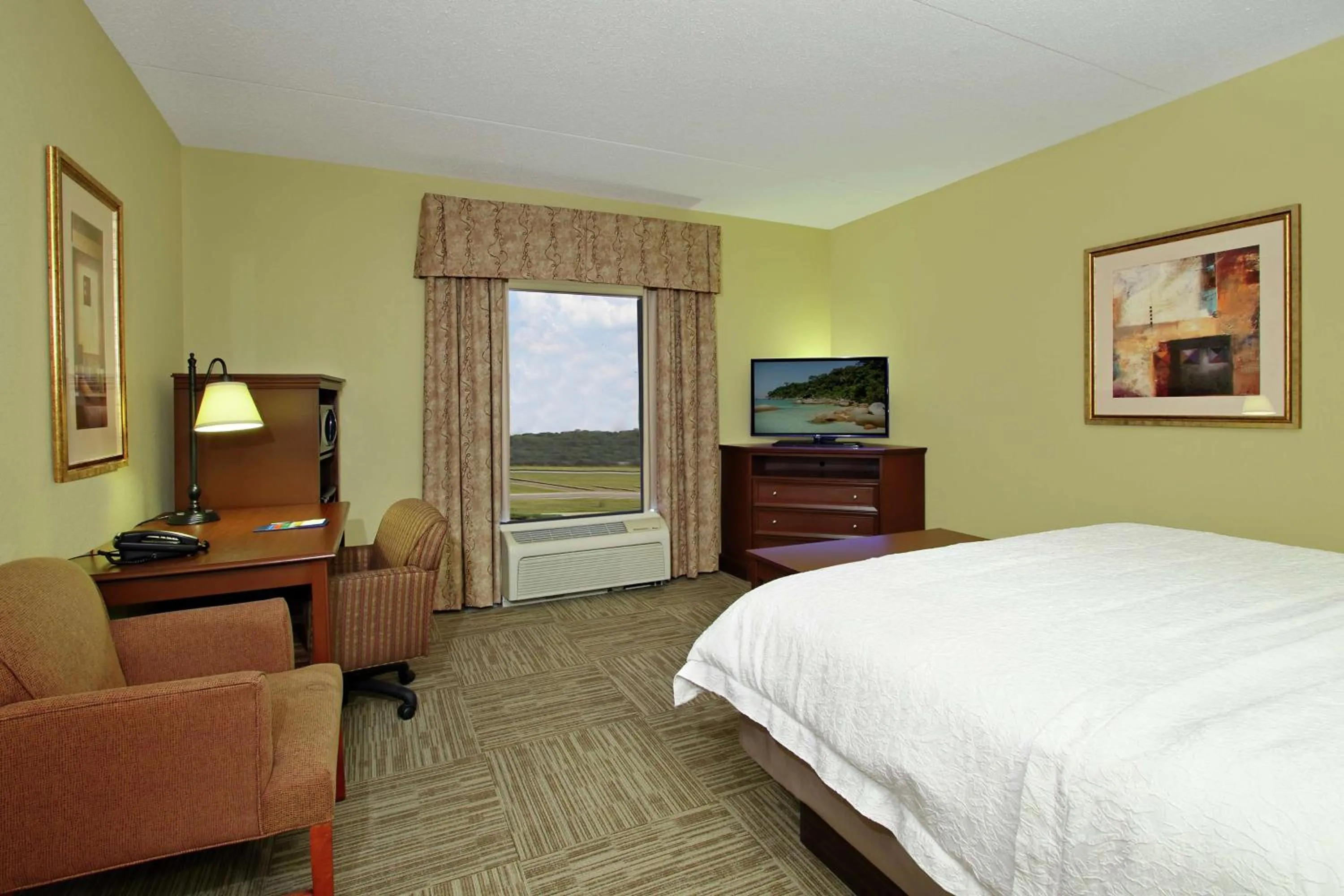 Bedroom, Bed in Hampton Inn & Suites Murray