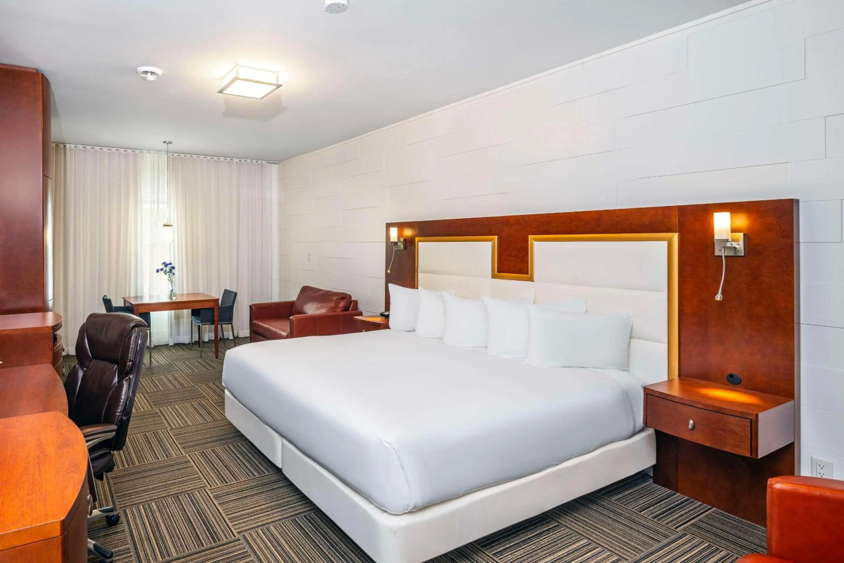 Bedroom, Bed in Les Suites de Laviolette, an Ascend Collection Hotel