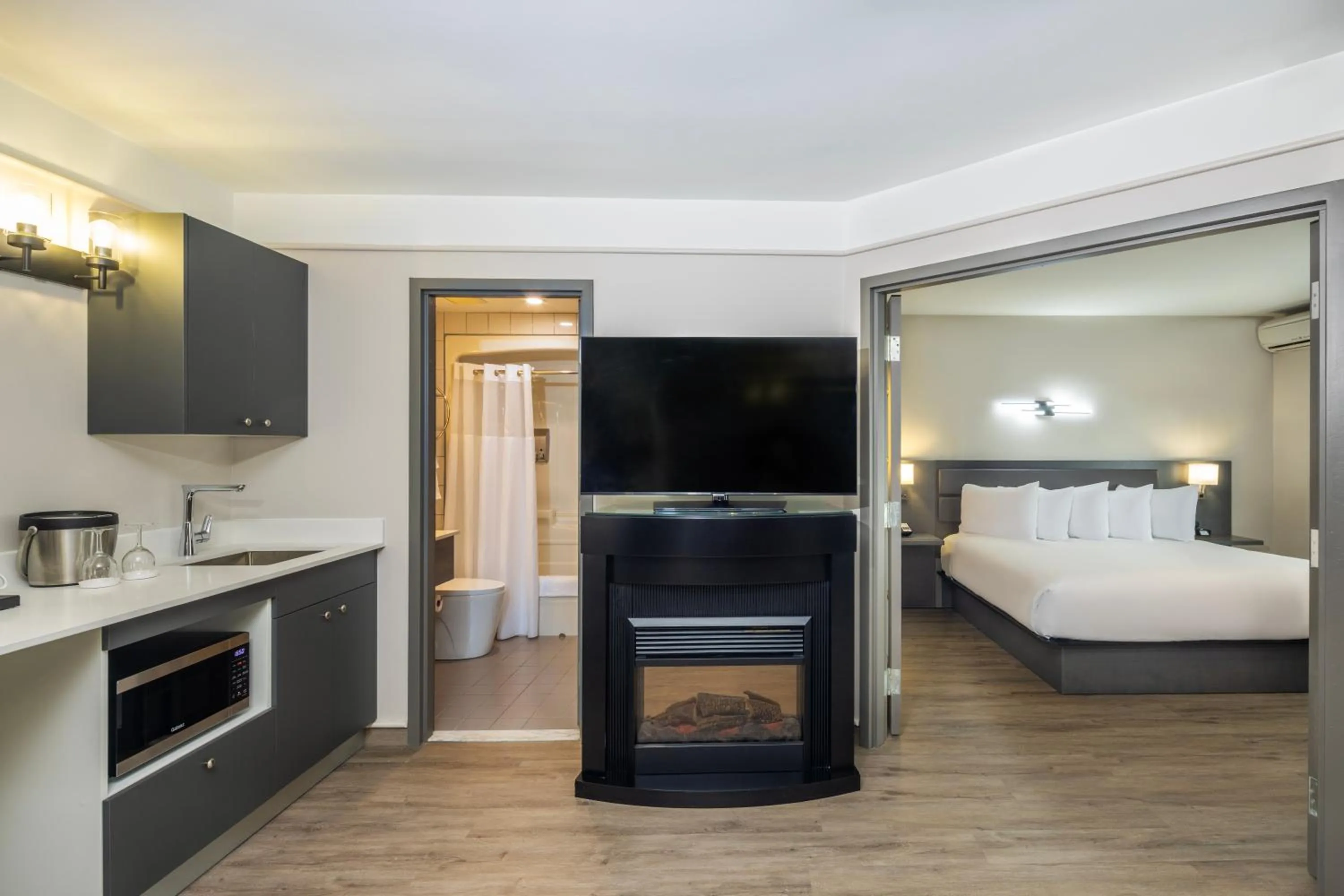 Bed in Les Suites de Laviolette, an Ascend Collection Hotel