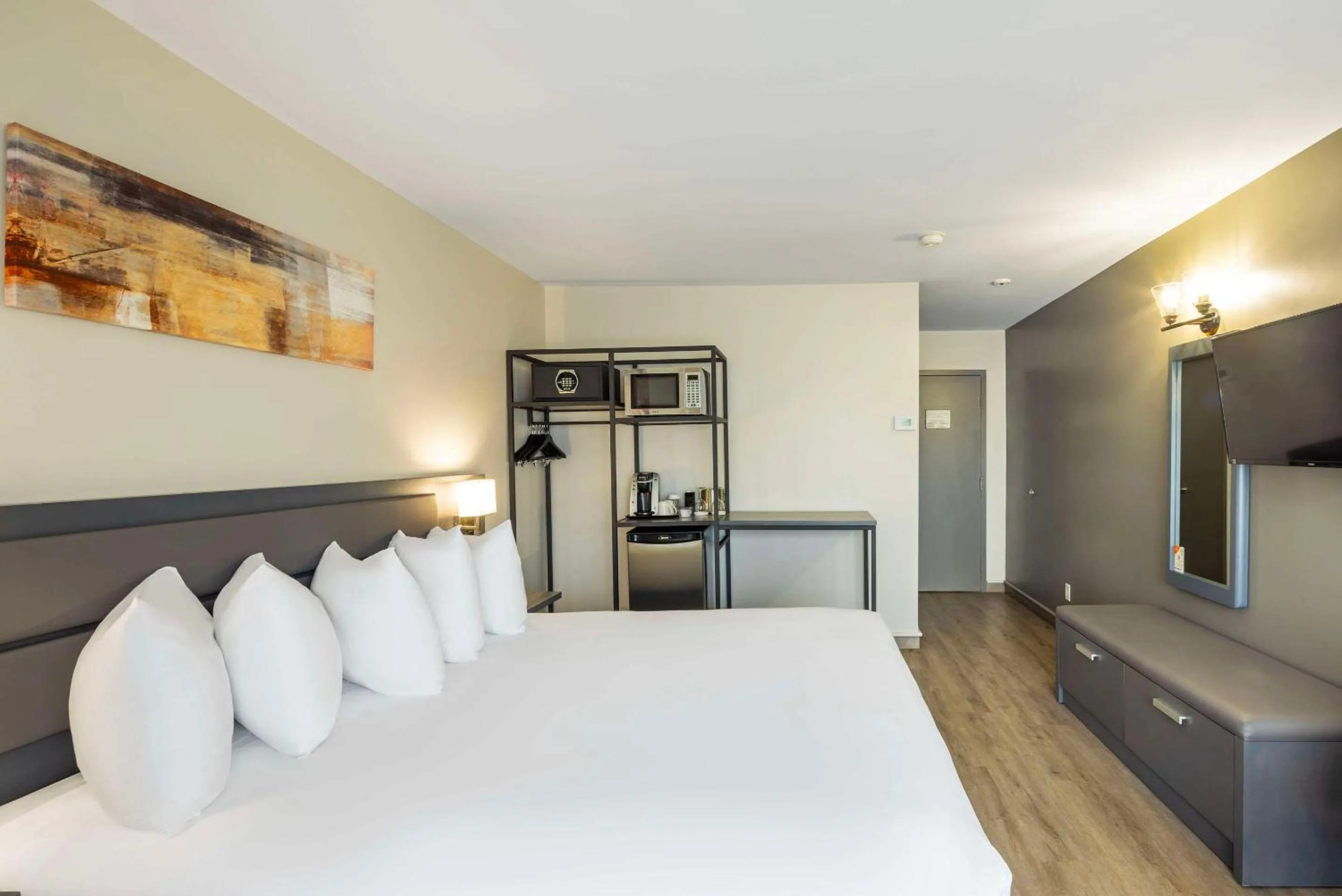 Bedroom, Bed in Les Suites de Laviolette, an Ascend Collection Hotel