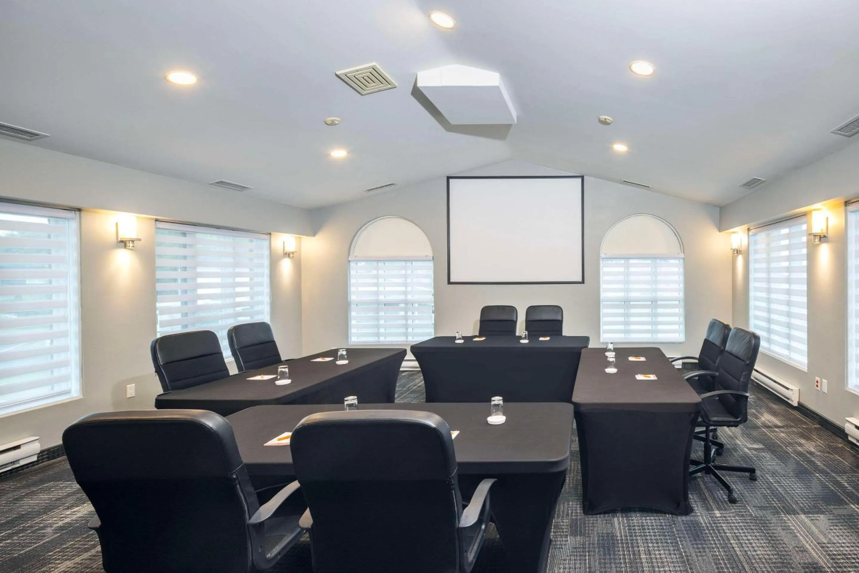 Meeting/conference room in Les Suites de Laviolette, an Ascend Collection Hotel