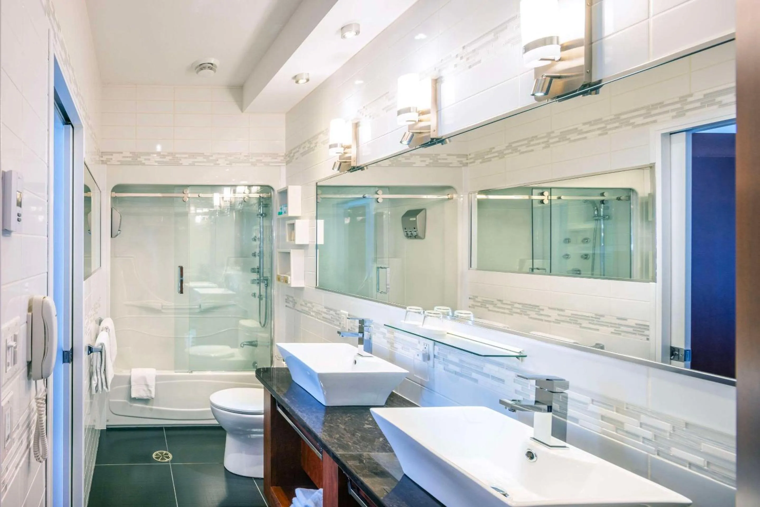 Bedroom in Les Suites de Laviolette, an Ascend Collection Hotel