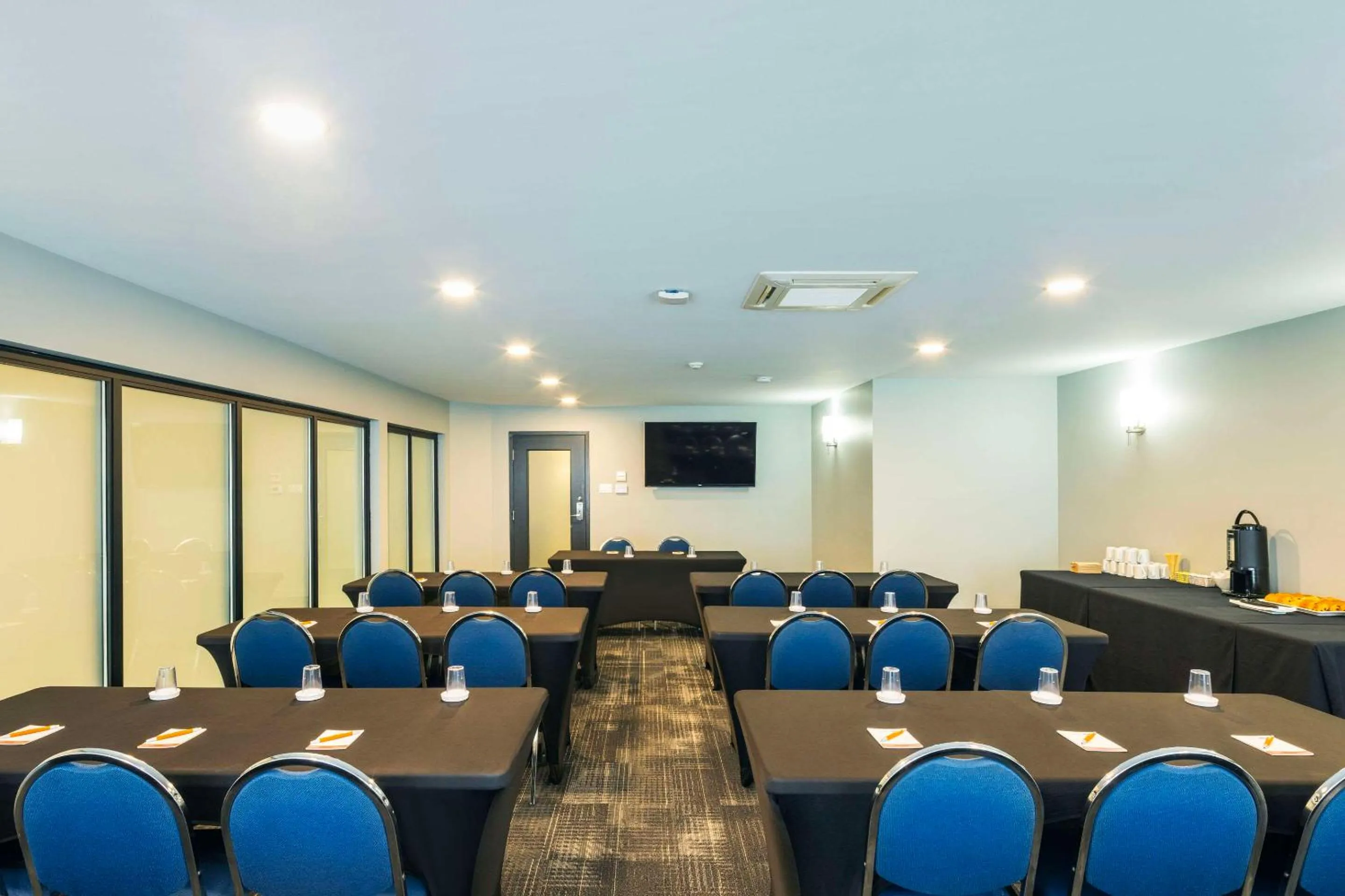 Meeting/conference room in Les Suites de Laviolette, an Ascend Collection Hotel