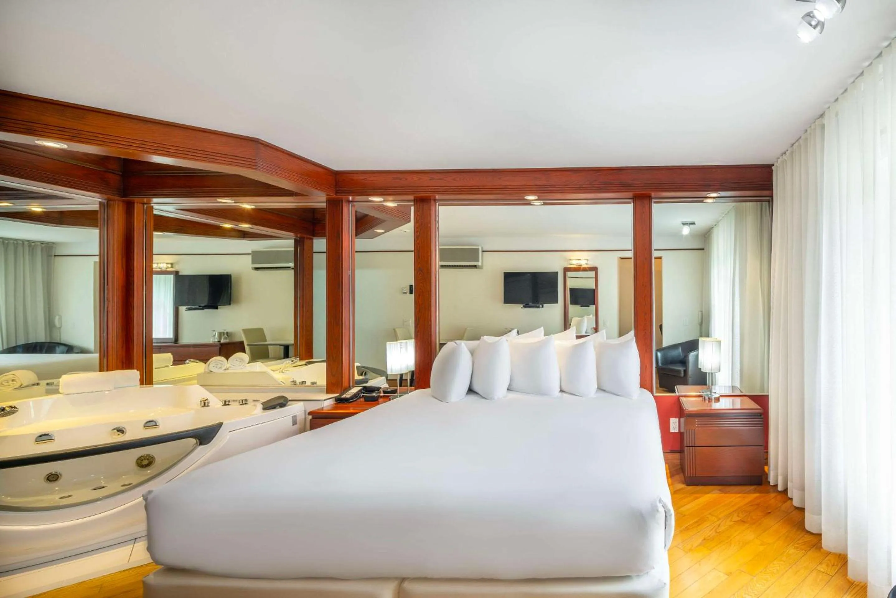 Bedroom, Bed in Les Suites de Laviolette, an Ascend Collection Hotel