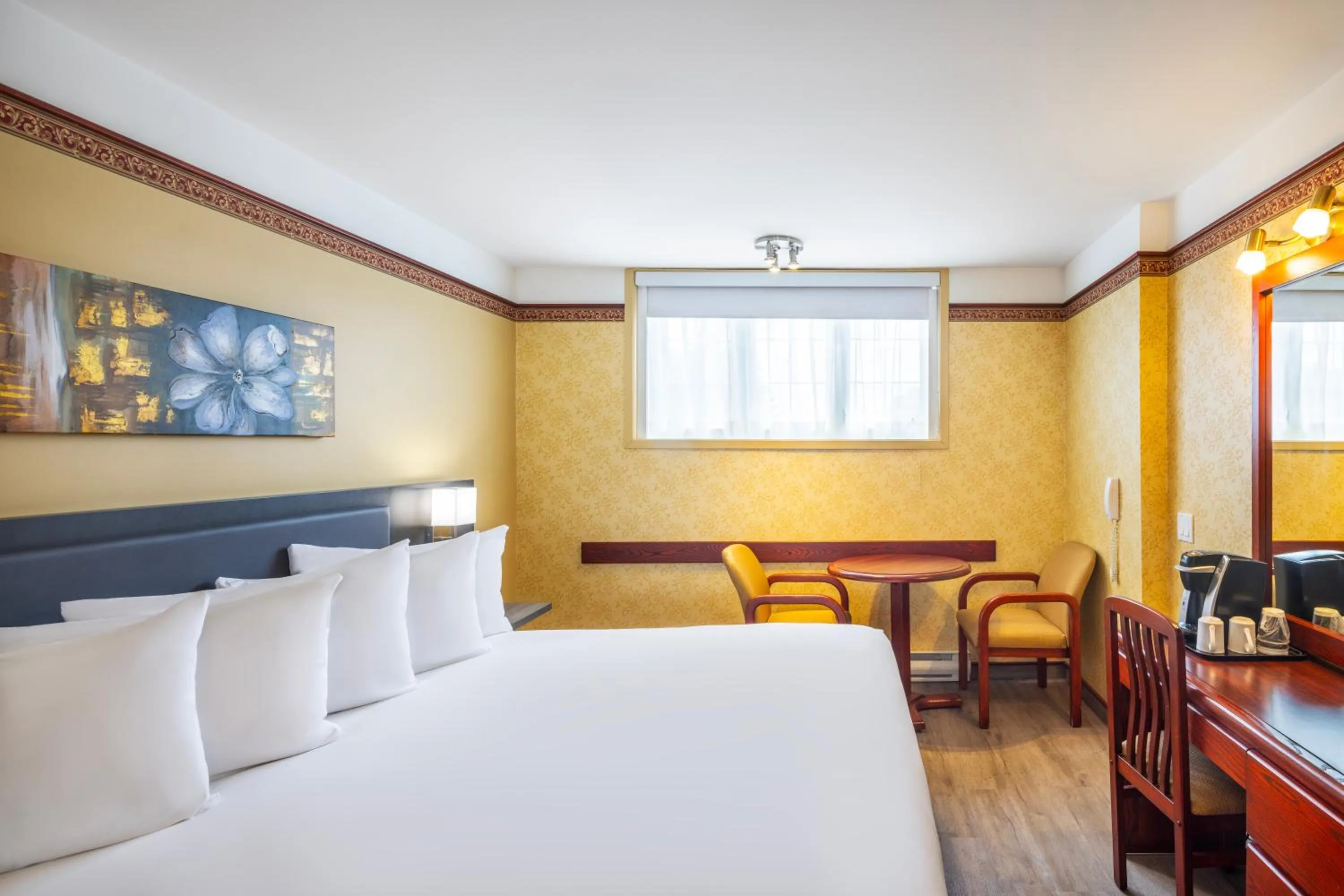 Bed in Les Suites de Laviolette, an Ascend Collection Hotel