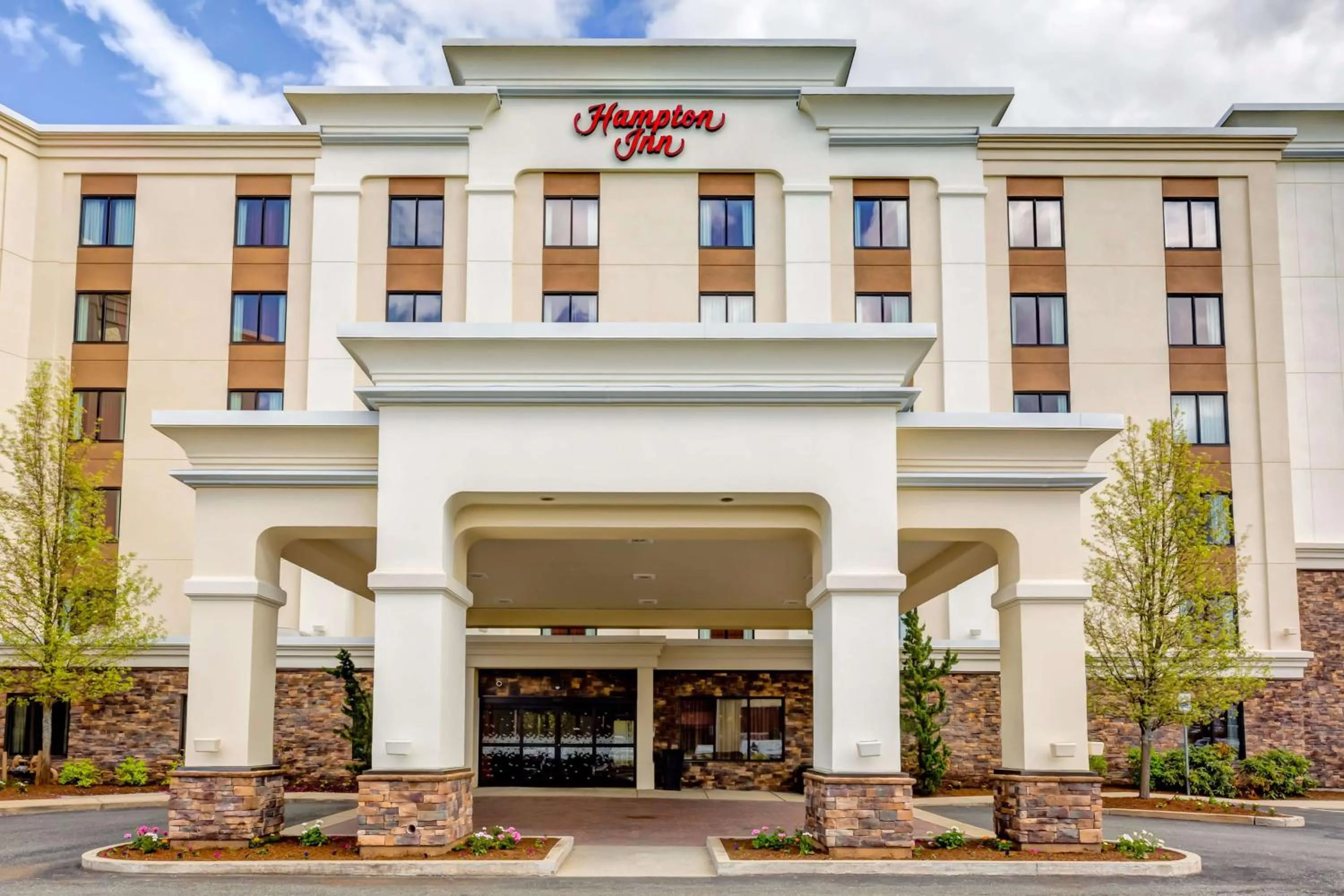 Property building in Hampton Inn Boston-Norwood