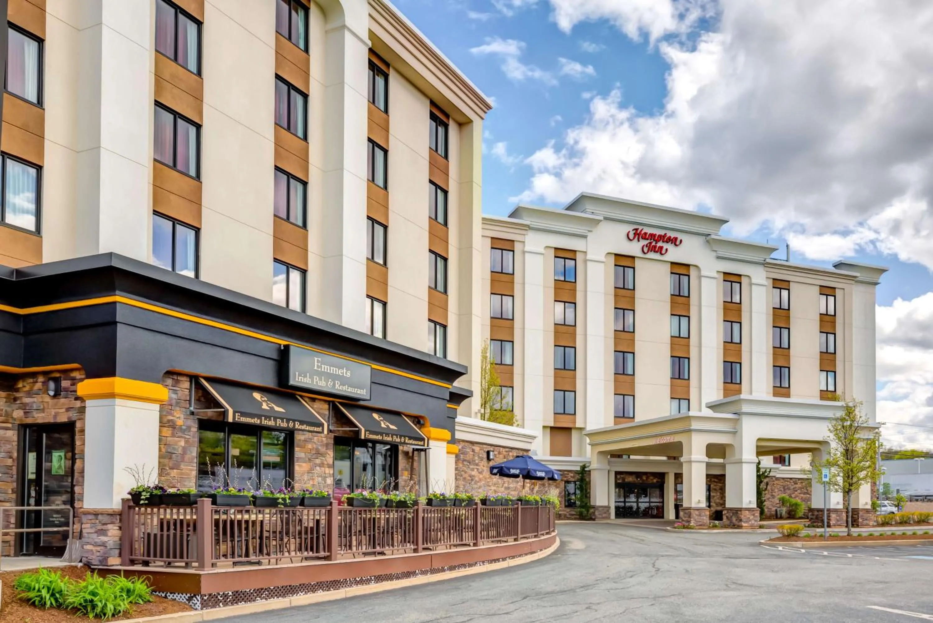 Property building in Hampton Inn Boston-Norwood
