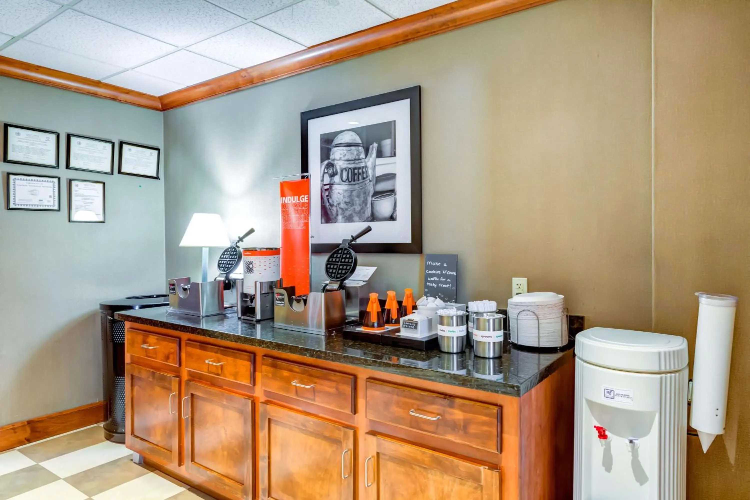Dining area in Hampton Inn Boston-Norwood
