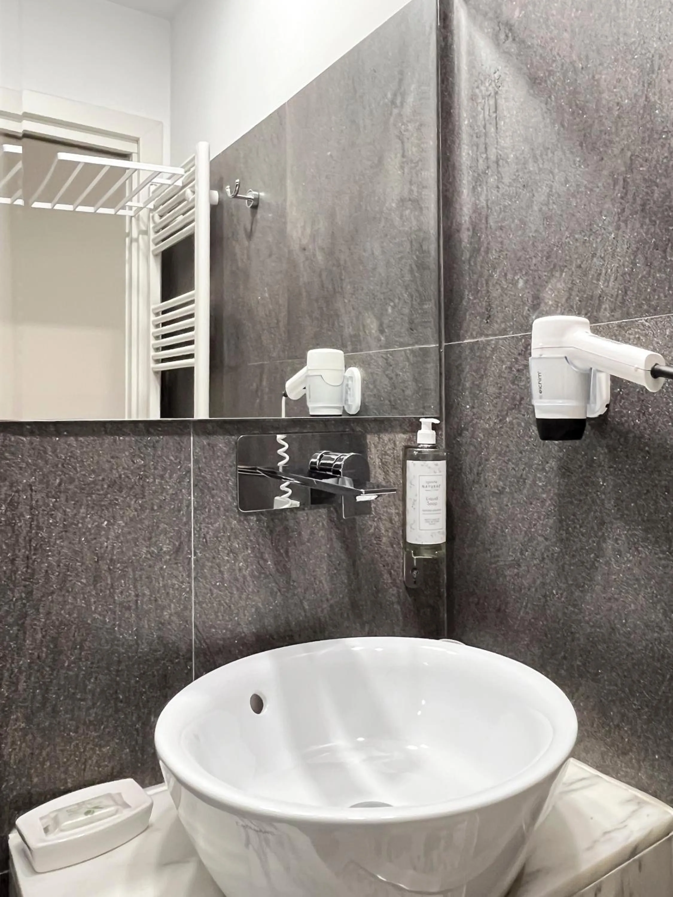 Shower in Hotel la Scala